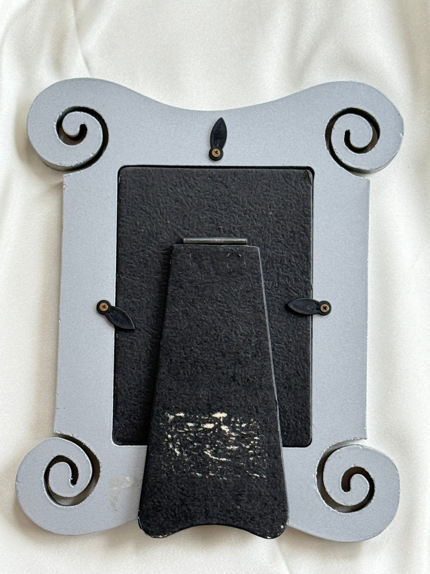 Sculptural photo frame