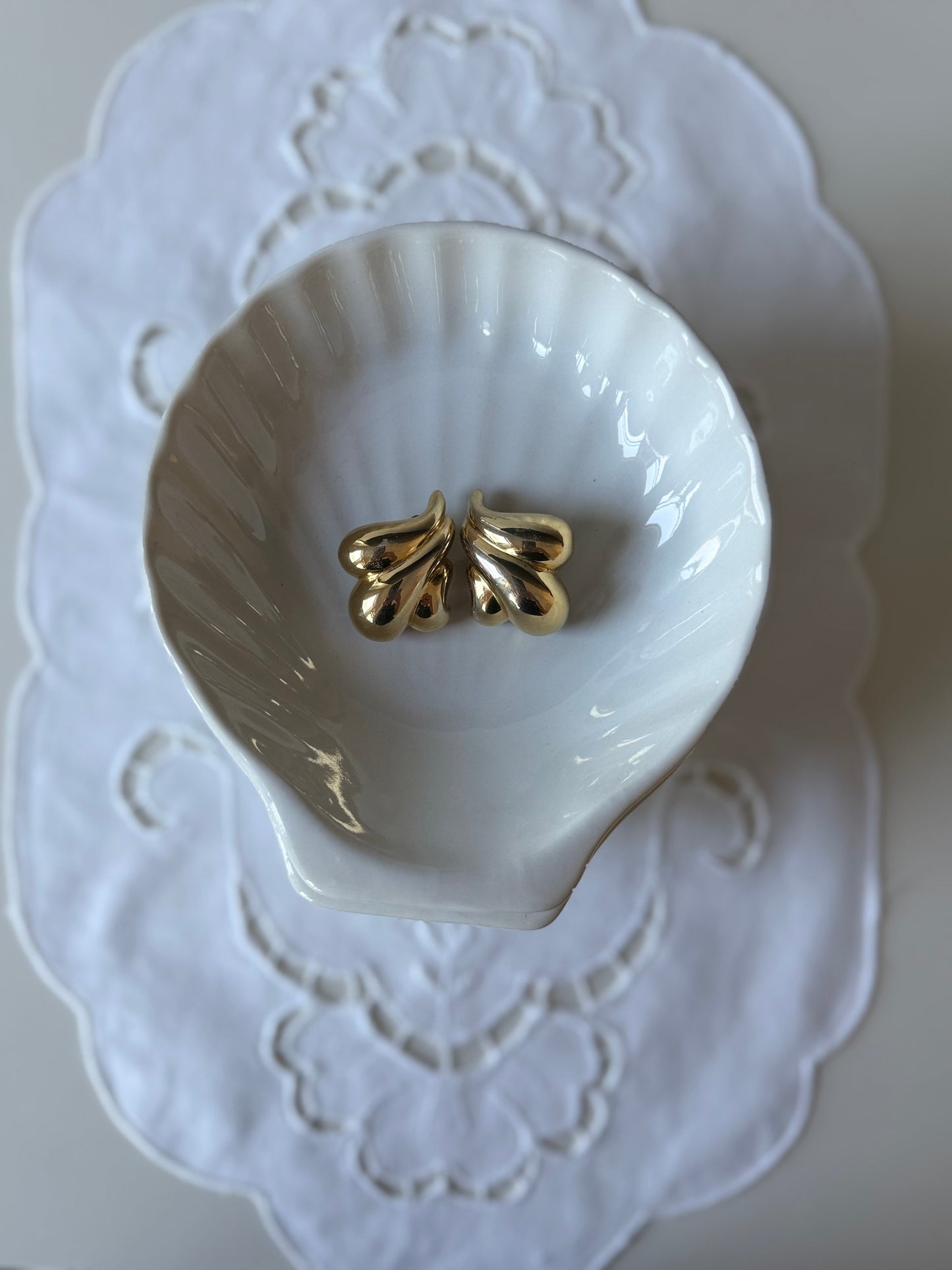 Set of 5 White Ceramic Scallop Shell Dishes