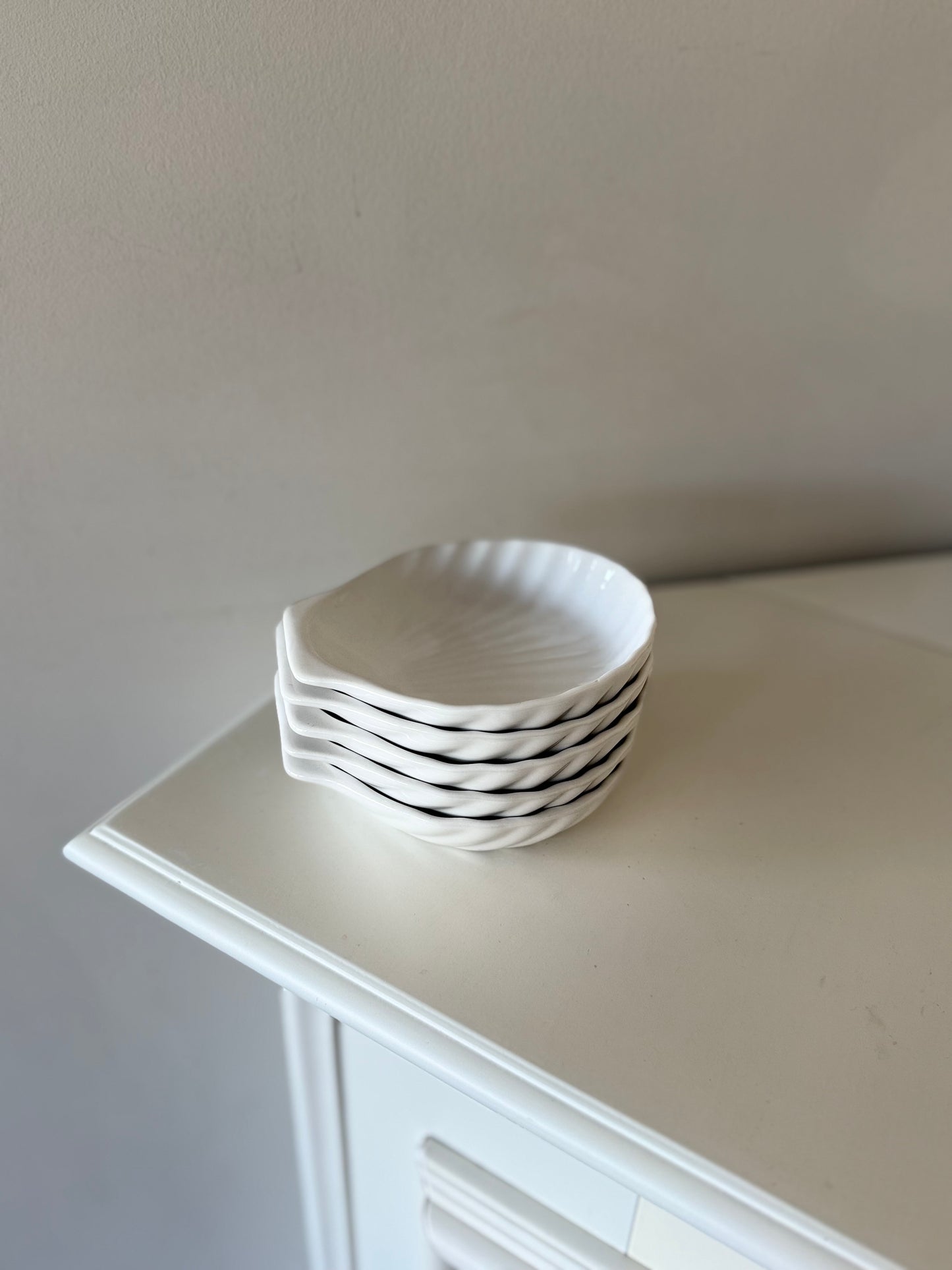 Set of 5 White Ceramic Scallop Shell Dishes