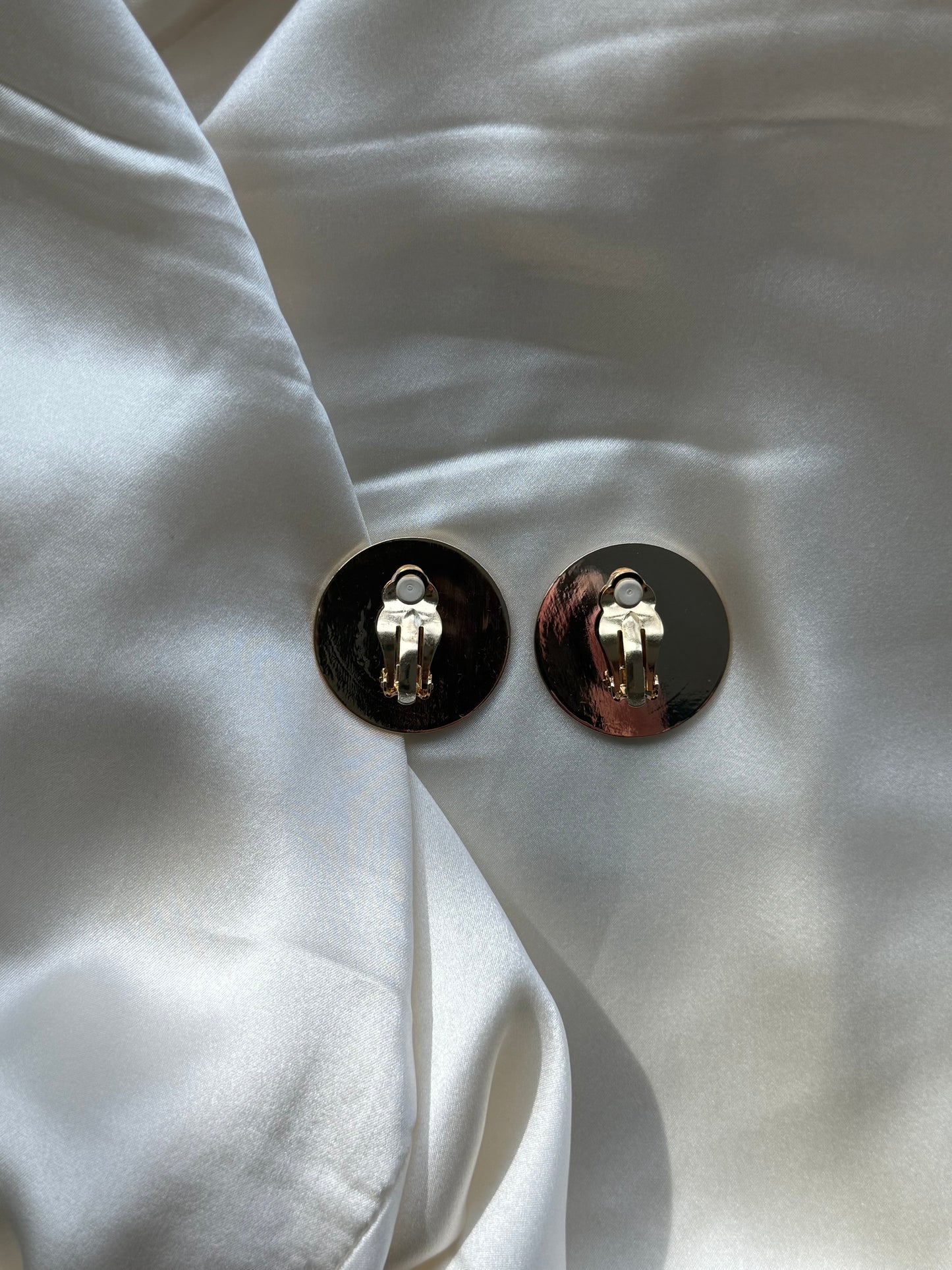Vintage Clip-On Earrings – Gold & Mother of Pearl Look