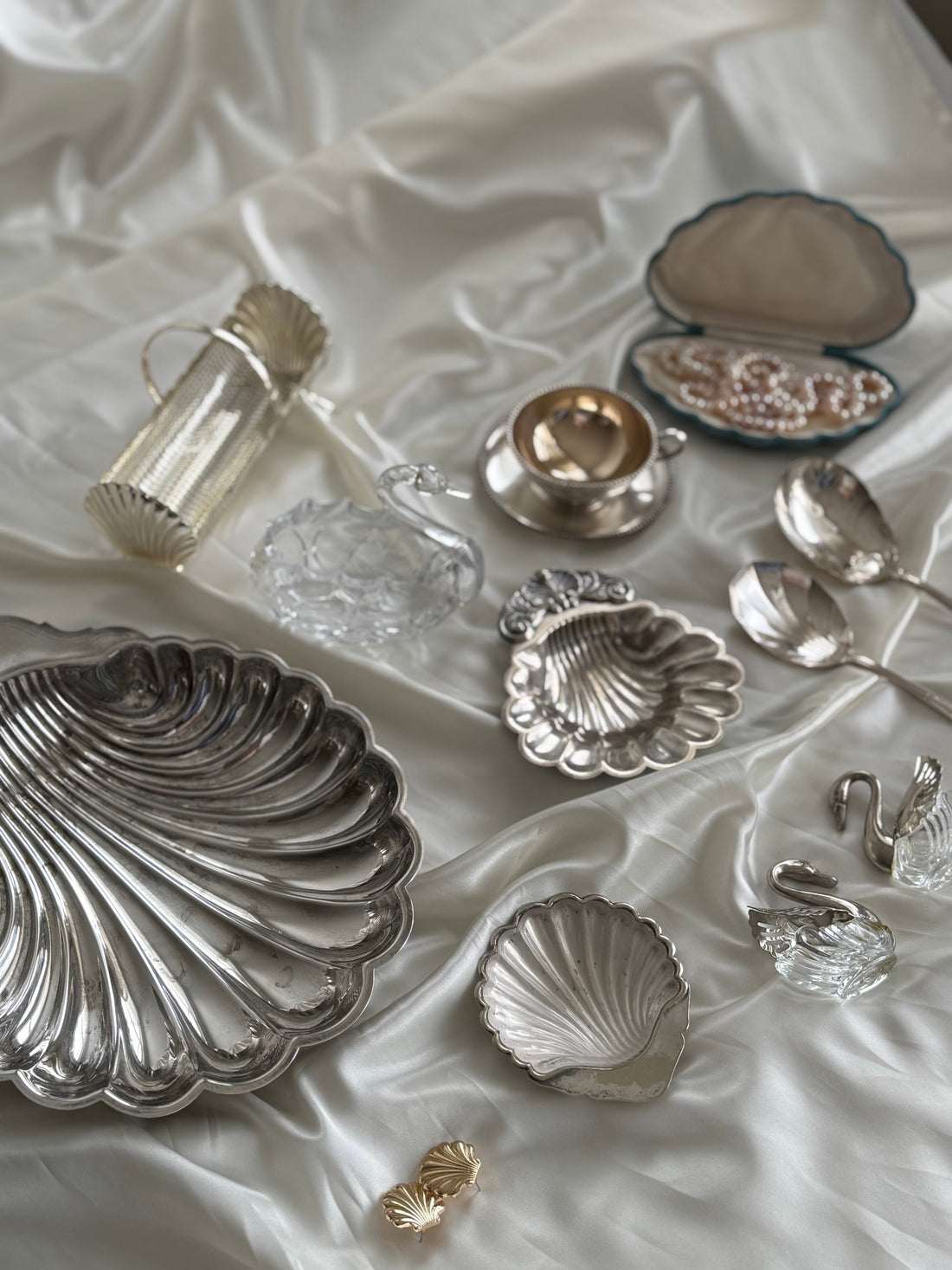 10 Small Vintage Pieces That Instantly Add Character to a Room