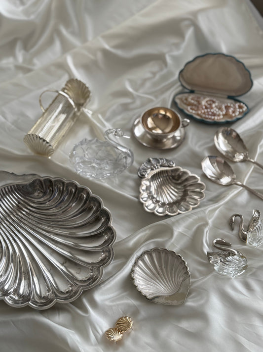 10 Small Vintage Pieces That Instantly Add Character to a Room