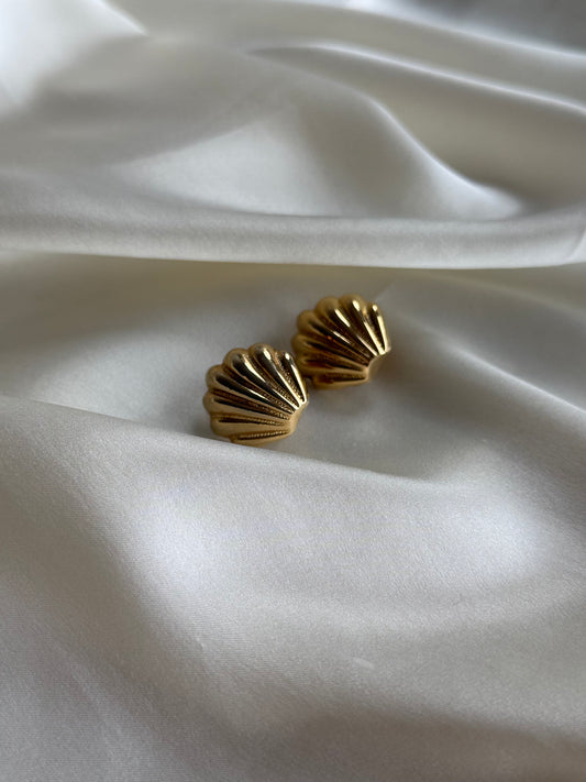 Vintage Gold Shell Clip-On Earrings