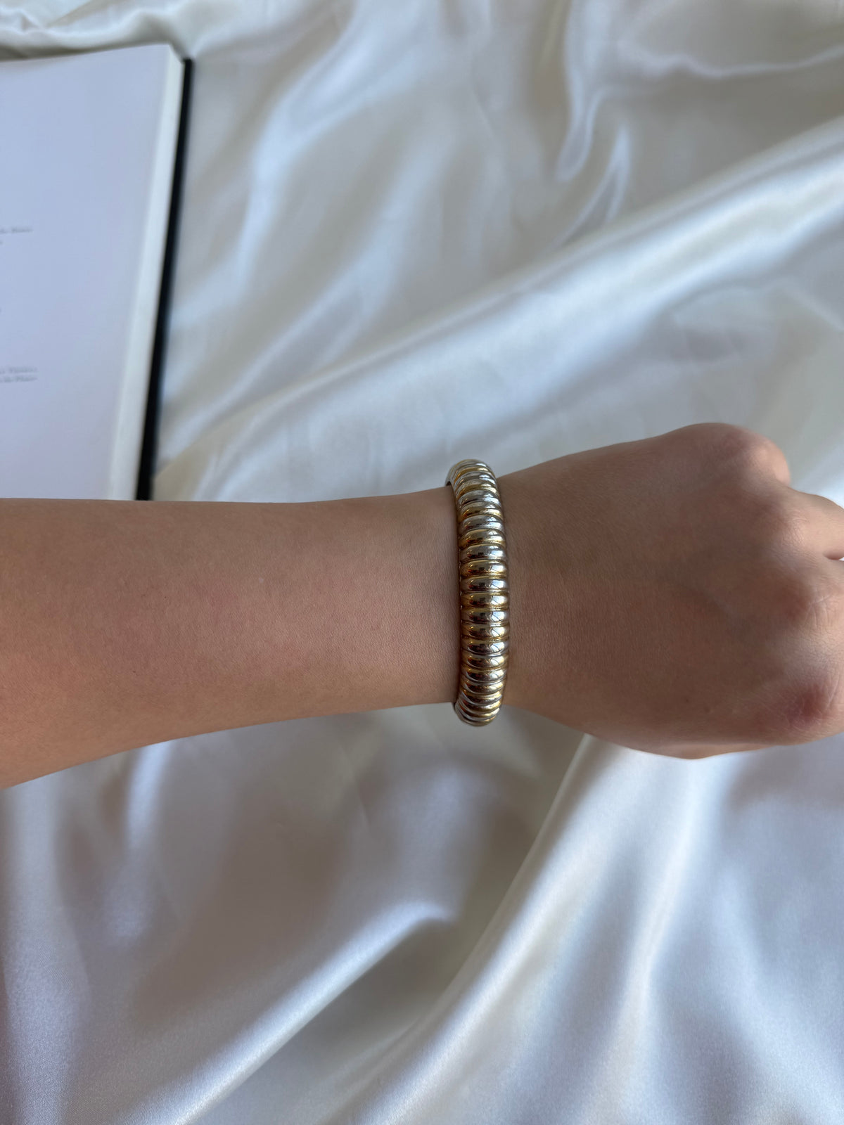 Vintage Two-Tone Ribbed Hinged Bangle