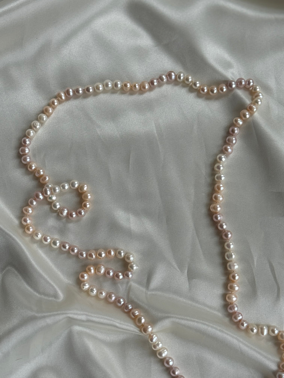 Vintage Pastel Freshwater Pearl Jewellery Set with Clam Shell Jewellery Box – Necklace & Two Bracelets