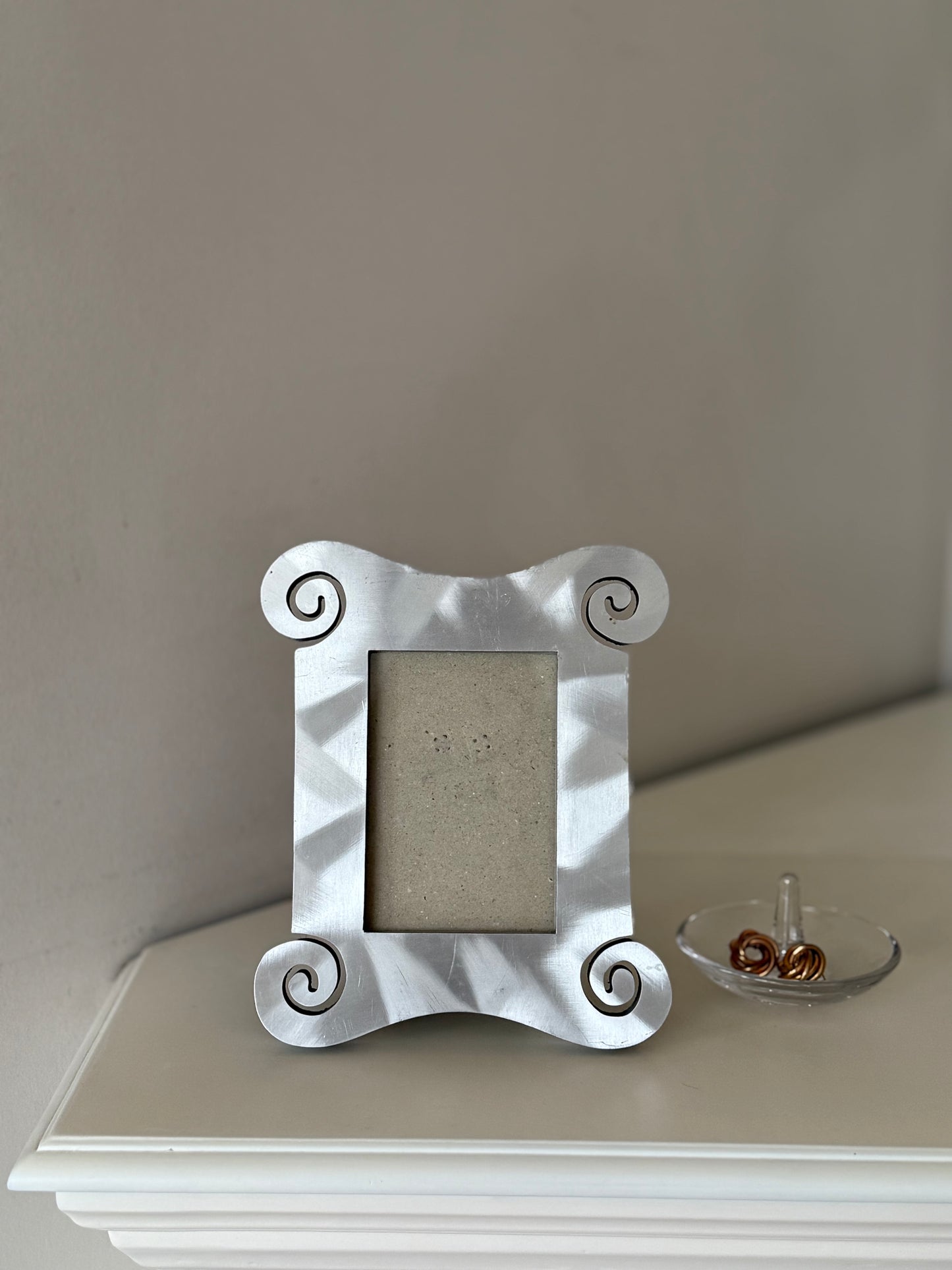 Sculptural photo frame