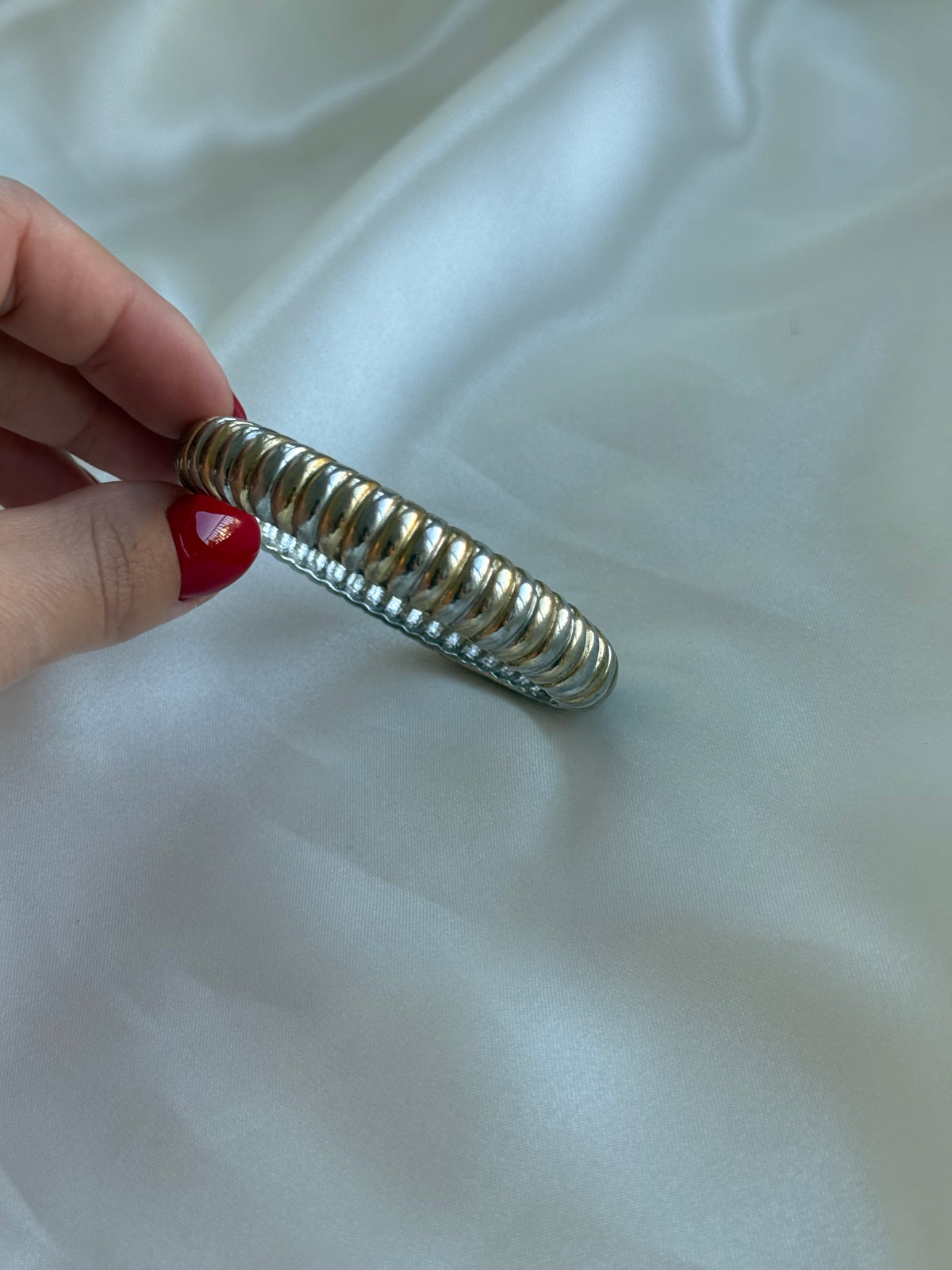 Vintage Two-Tone Ribbed Hinged Bangle