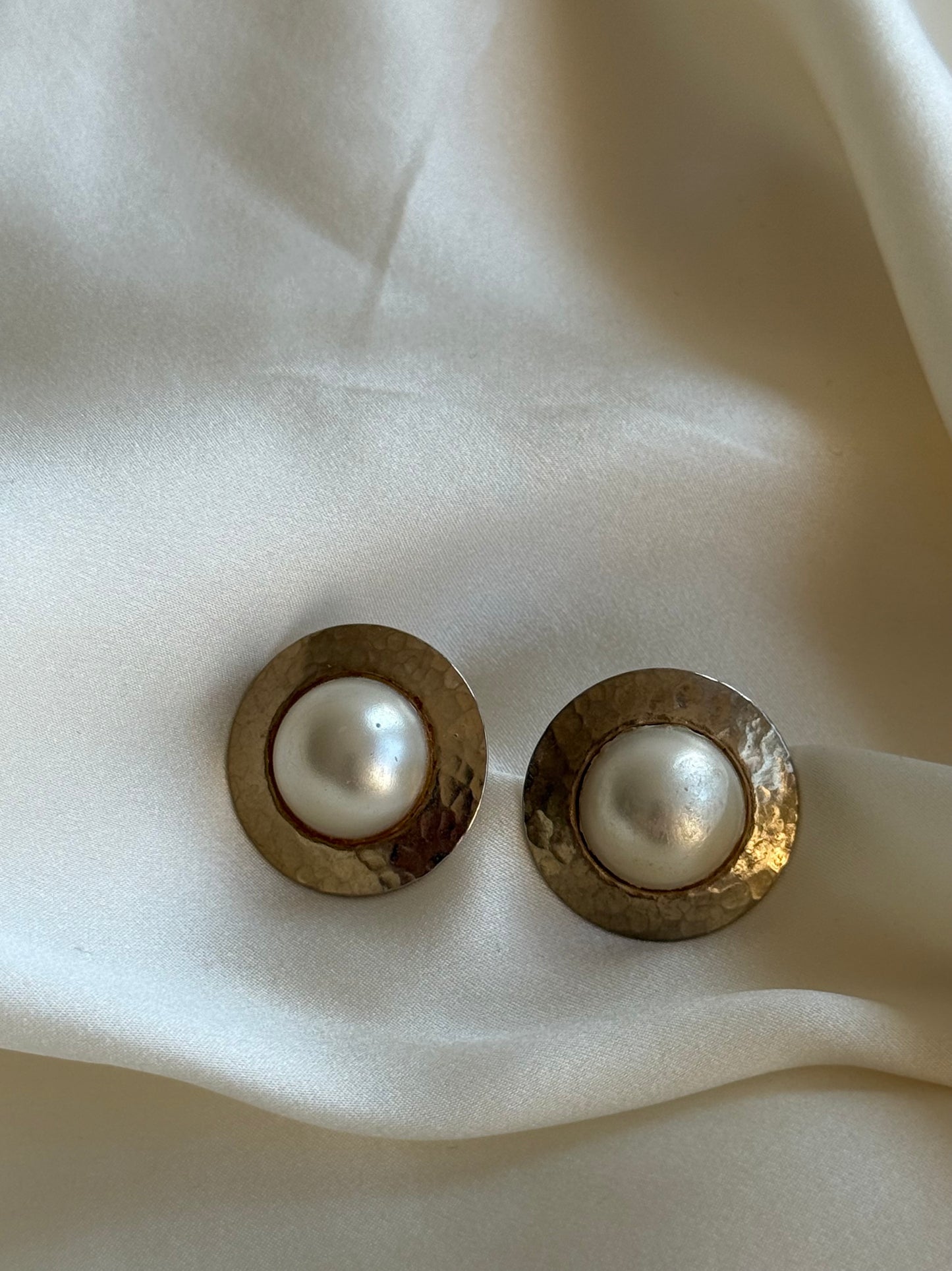 Vintage Hammered Stud Earrings – Pearl Look & Gold-Tone Finish