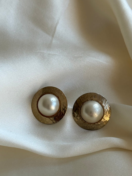 Vintage Hammered Stud Earrings – Pearl Look & Gold-Tone Finish