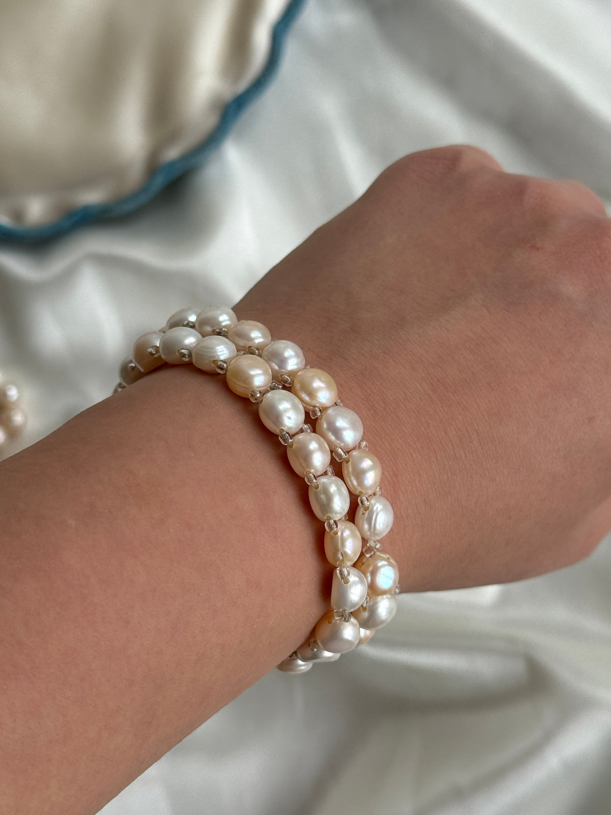 Vintage Pastel Freshwater Pearl Jewellery Set with Clam Shell Jewellery Box – Necklace & Two Bracelets
