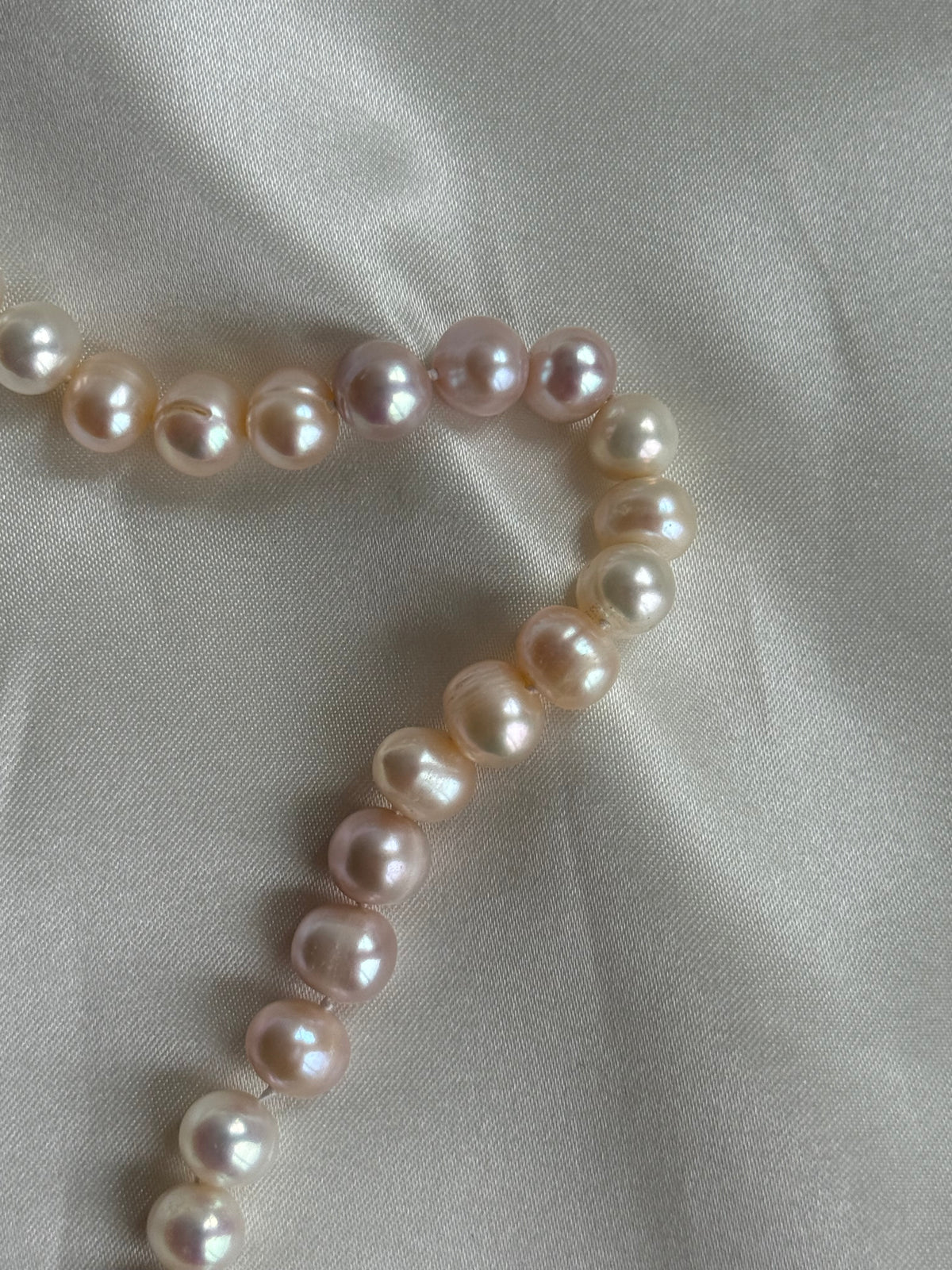 Vintage Pastel Freshwater Pearl Jewellery Set with Clam Shell Jewellery Box – Necklace & Two Bracelets