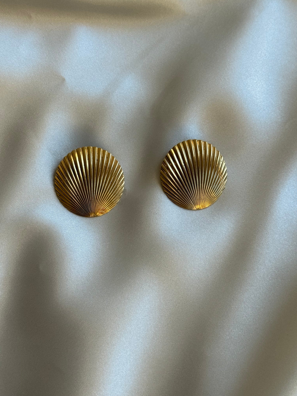 Vintage Gold-Tone Shell Clip-On Earrings