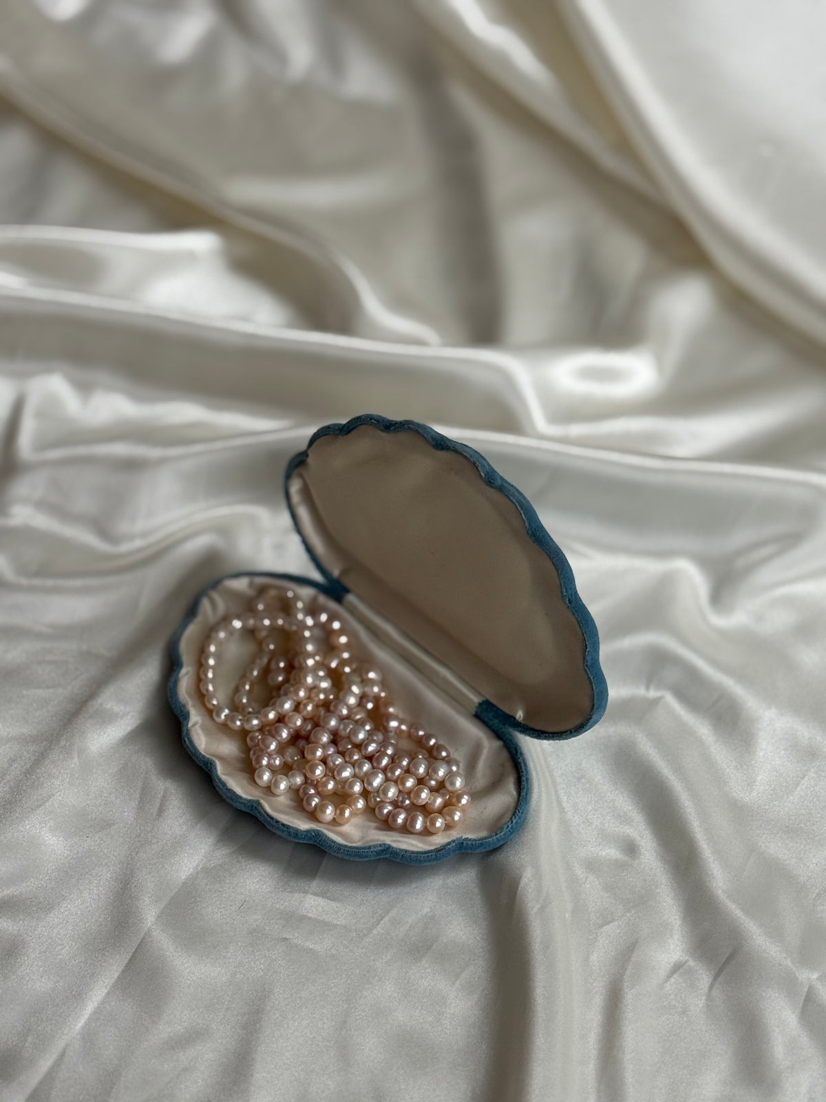 Vintage Pastel Freshwater Pearl Jewellery Set with Clam Shell Jewellery Box – Necklace & Two Bracelets