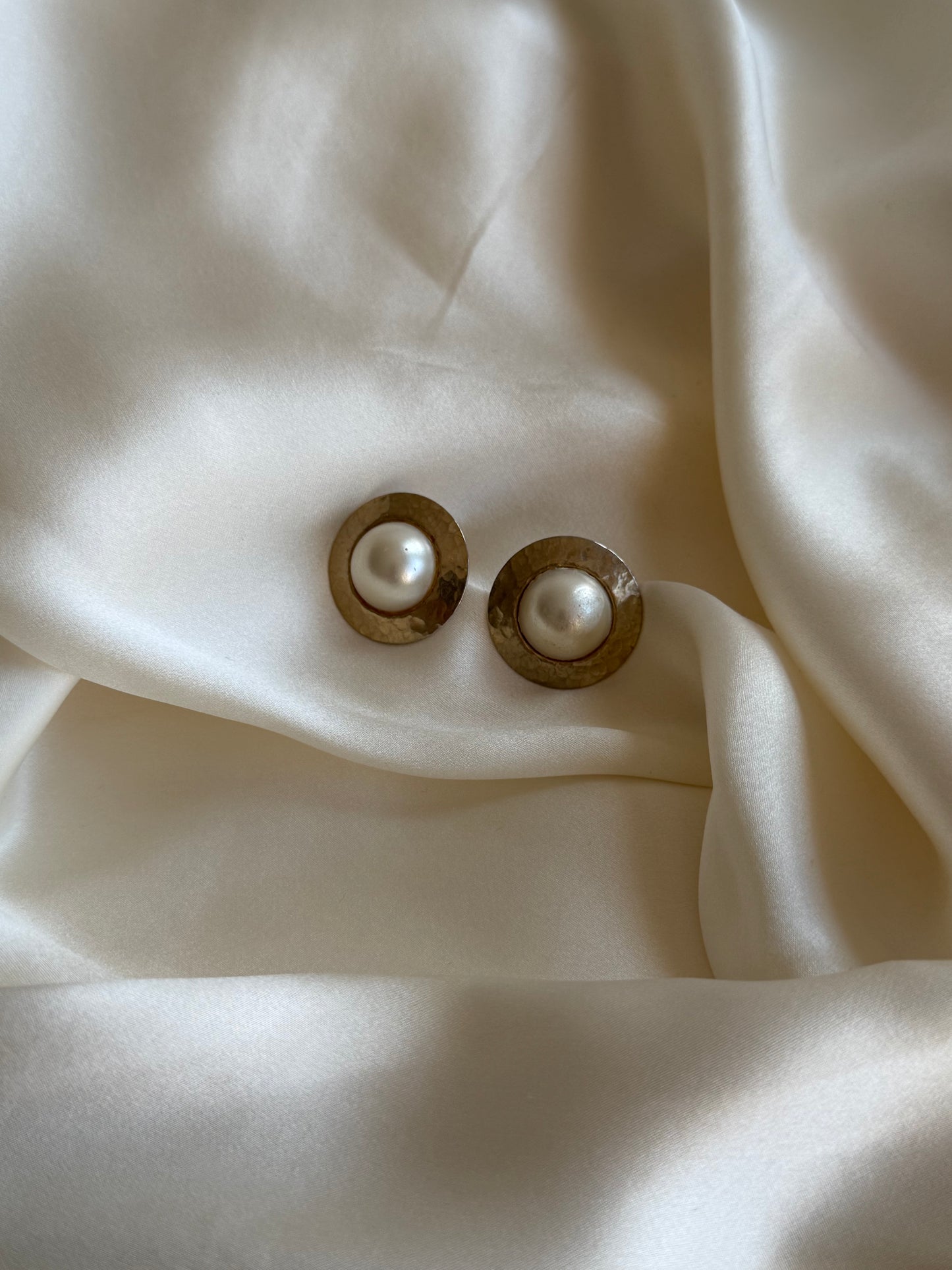 Vintage Hammered Stud Earrings – Pearl Look & Gold-Tone Finish