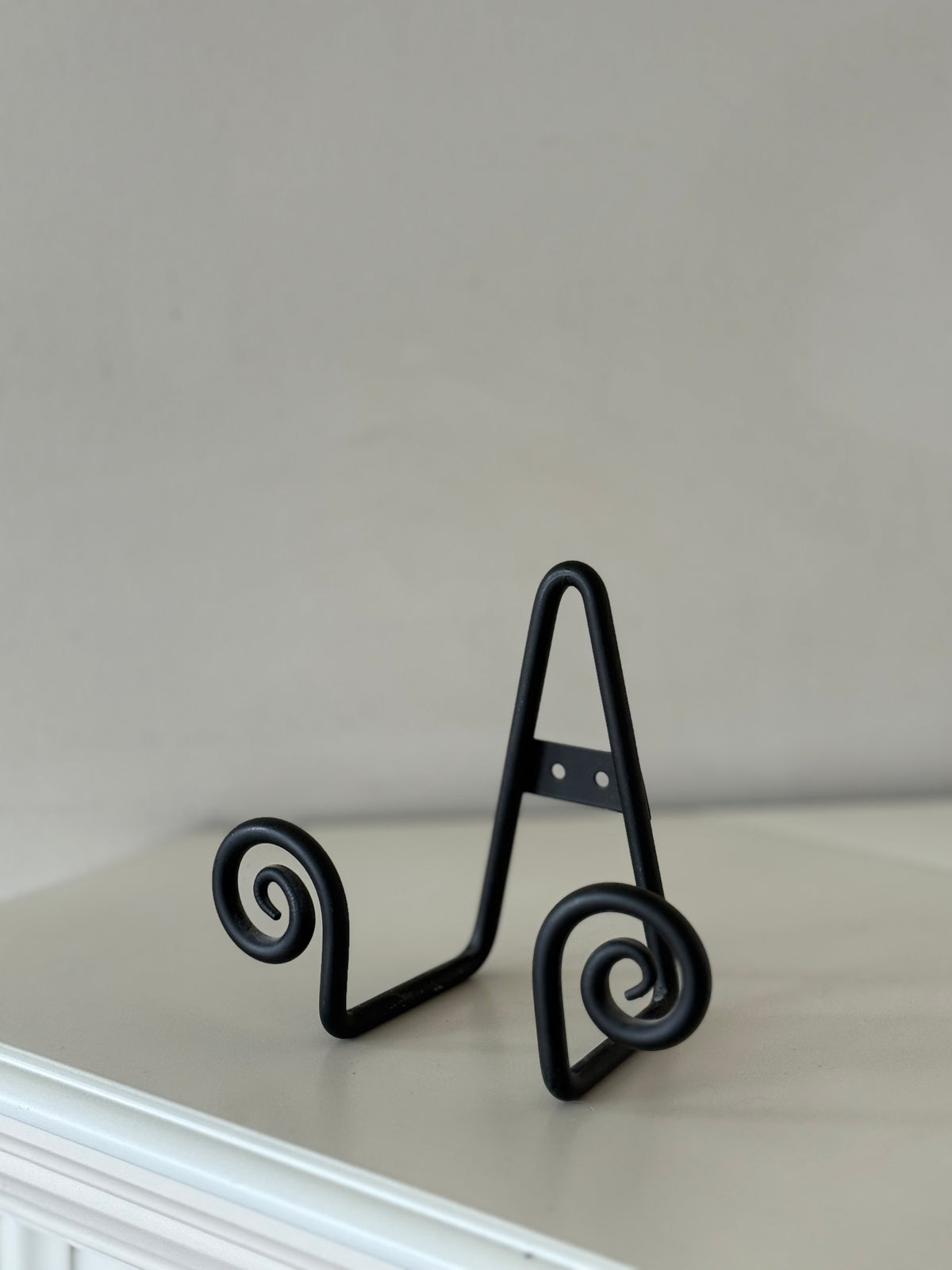 Black Metal Scrollwork Display Easel | Decorative Plate & Art Stand