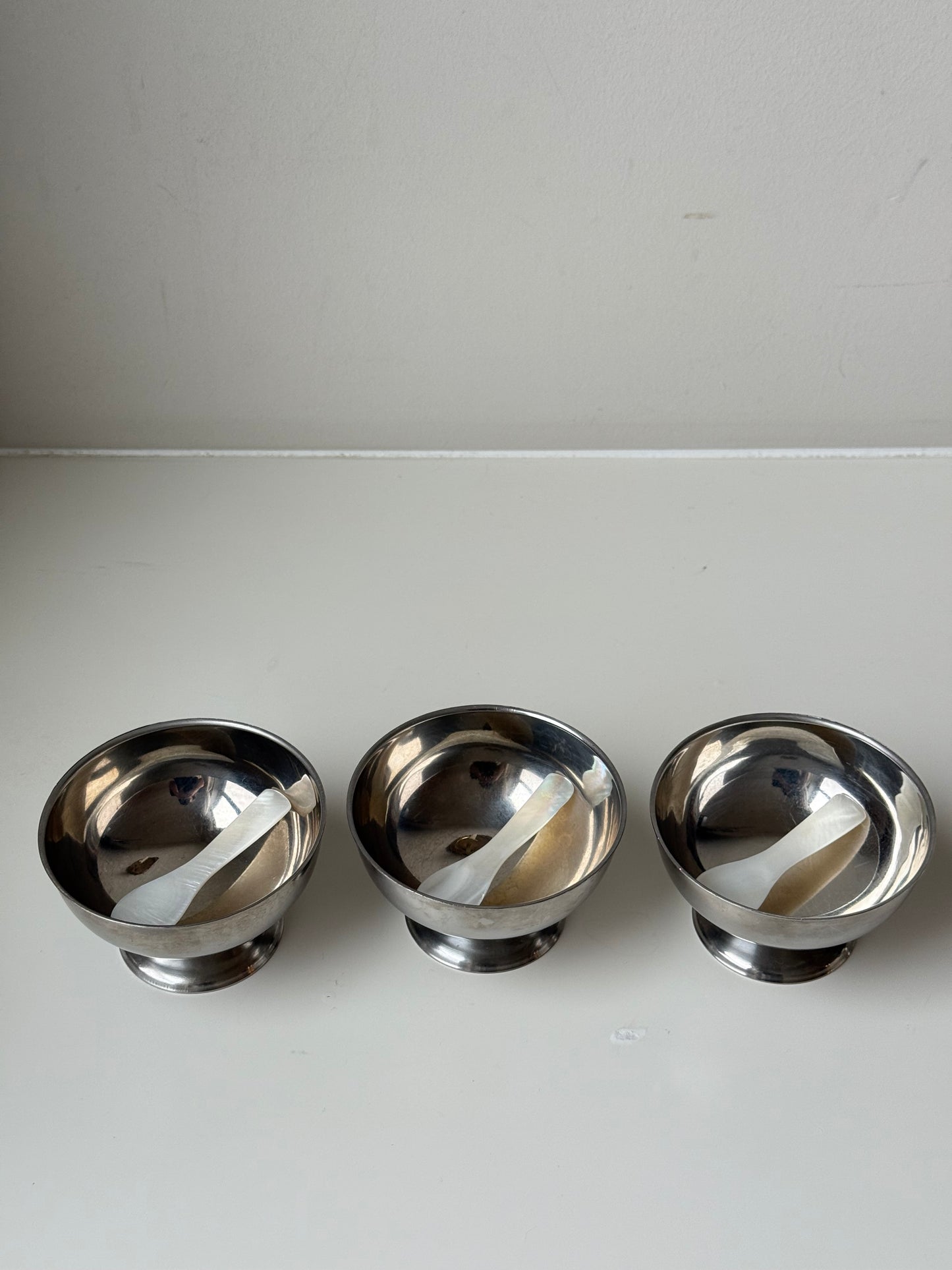 Set of 5 Stainless Steel Serving Bowls with Mother-of-Pearl Spoons