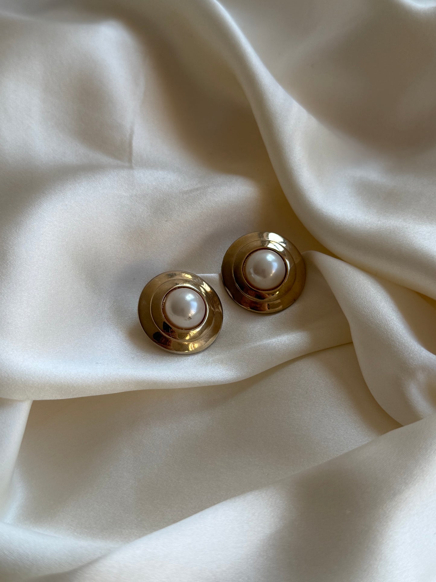 Vintage Stud Earrings – Pearl Look & Gold-Tone Finish