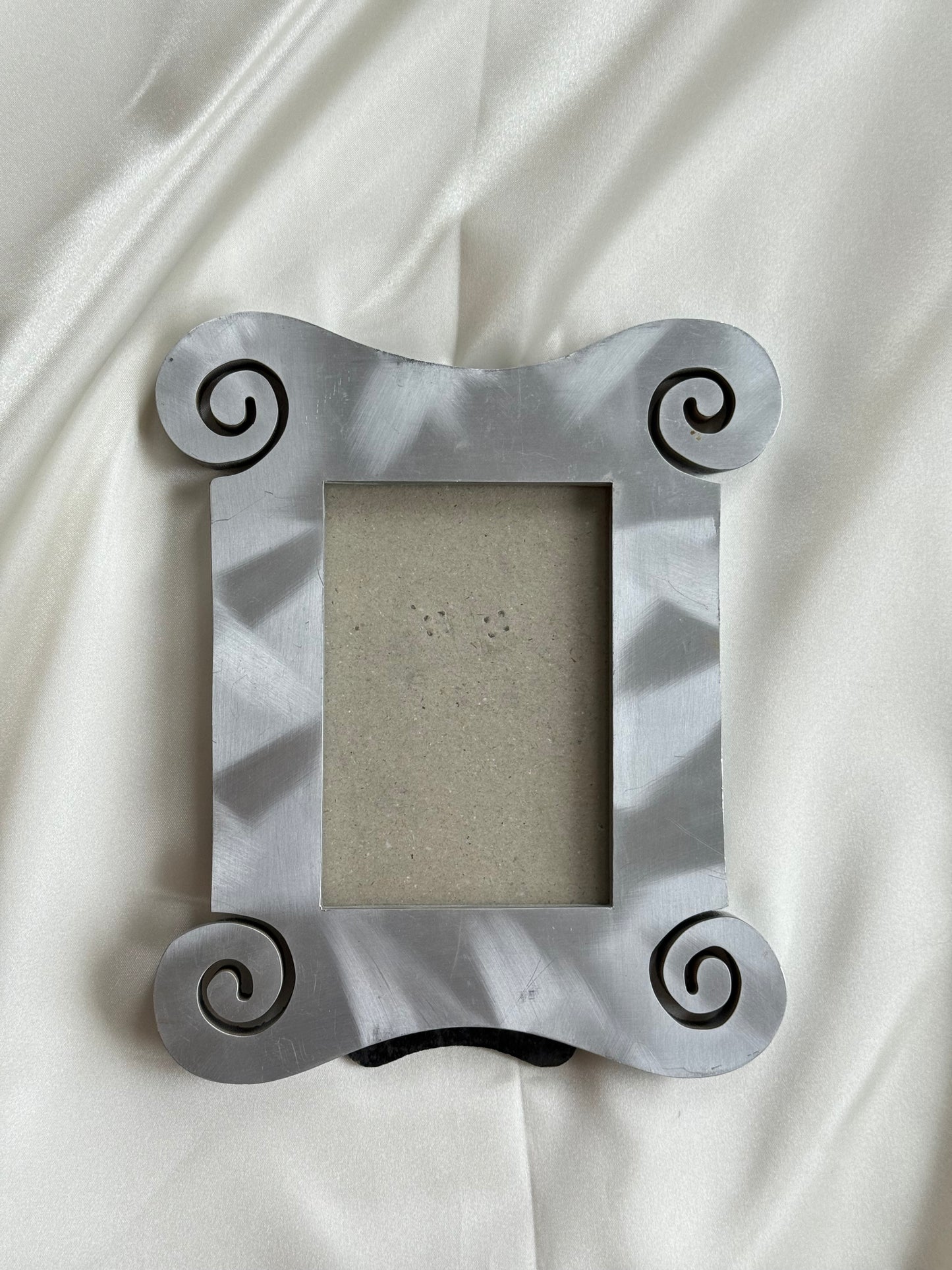 Sculptural photo frame