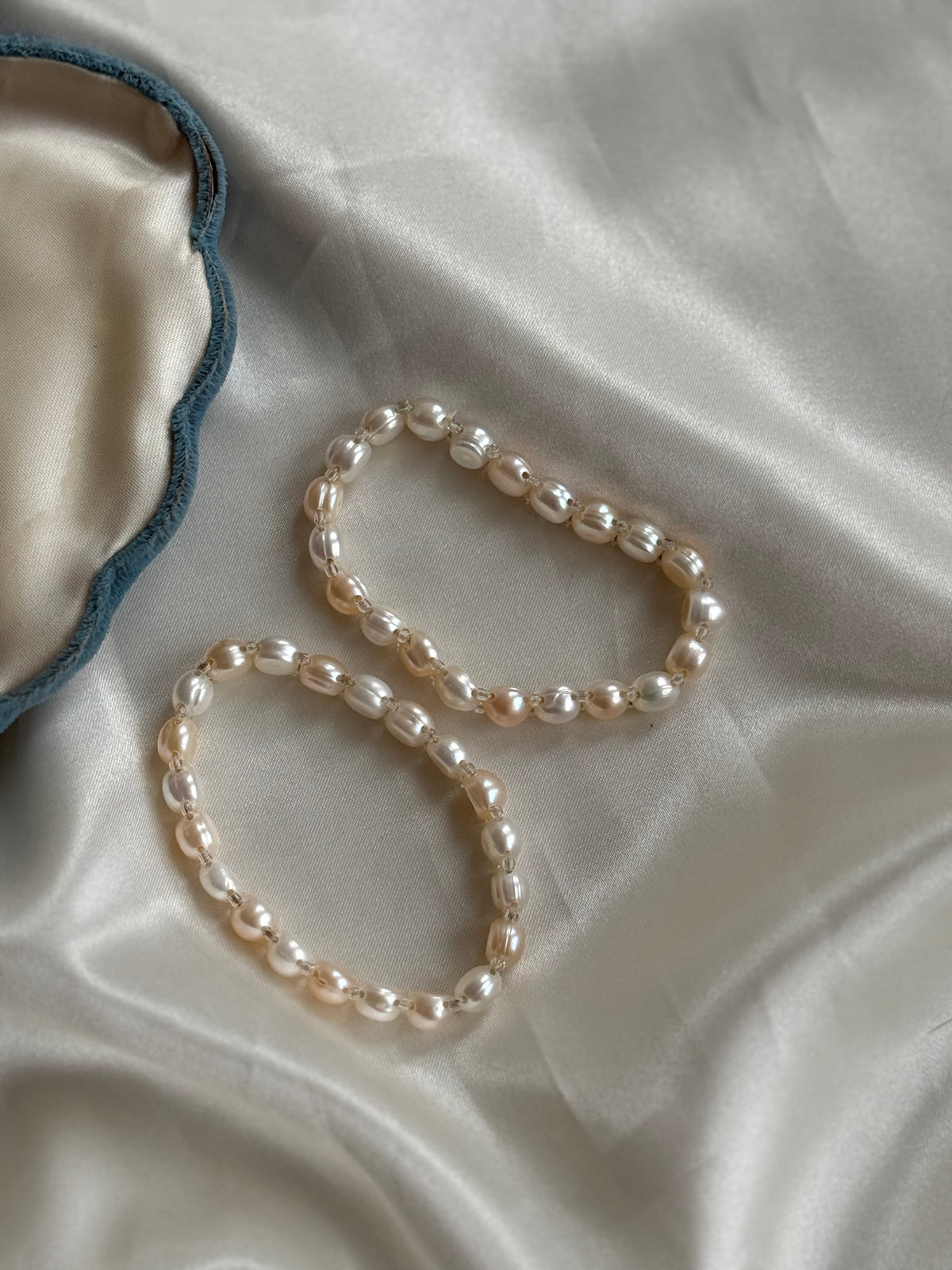 Vintage Pastel Freshwater Pearl Jewellery Set with Clam Shell Jewellery Box – Necklace & Two Bracelets