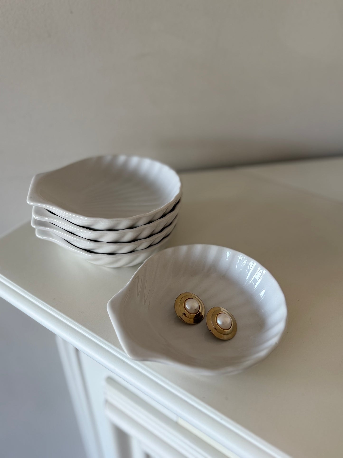 Set of 5 White Ceramic Scallop Shell Dishes