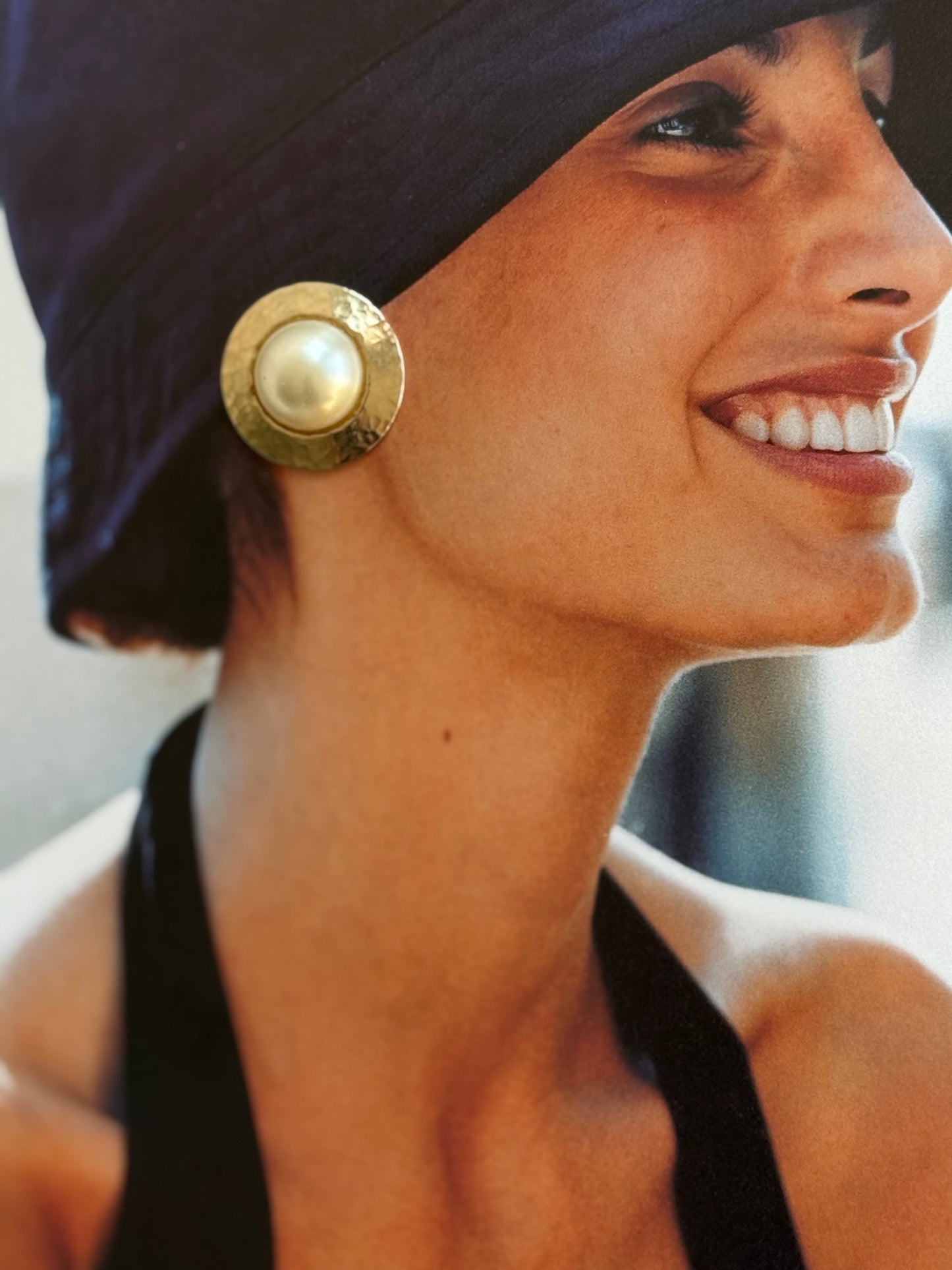 Vintage Hammered Stud Earrings – Pearl Look & Gold-Tone Finish