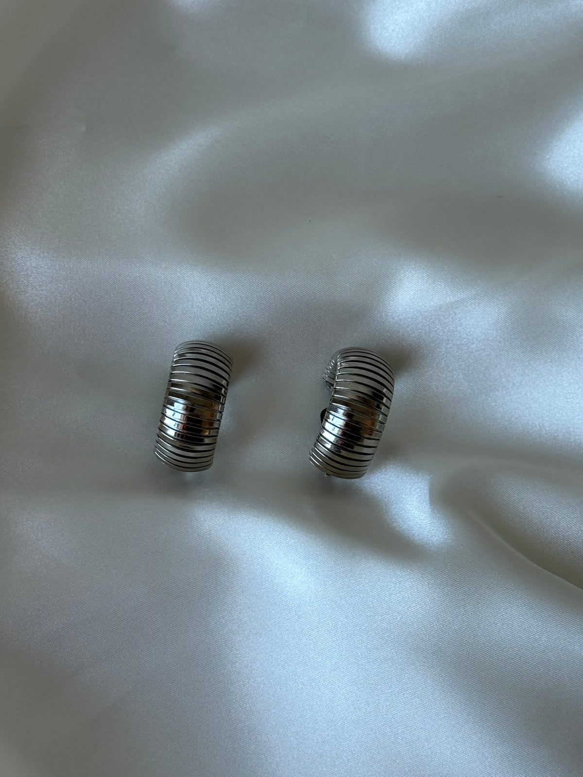 Vintage silver-tone ribbed hoop earrings