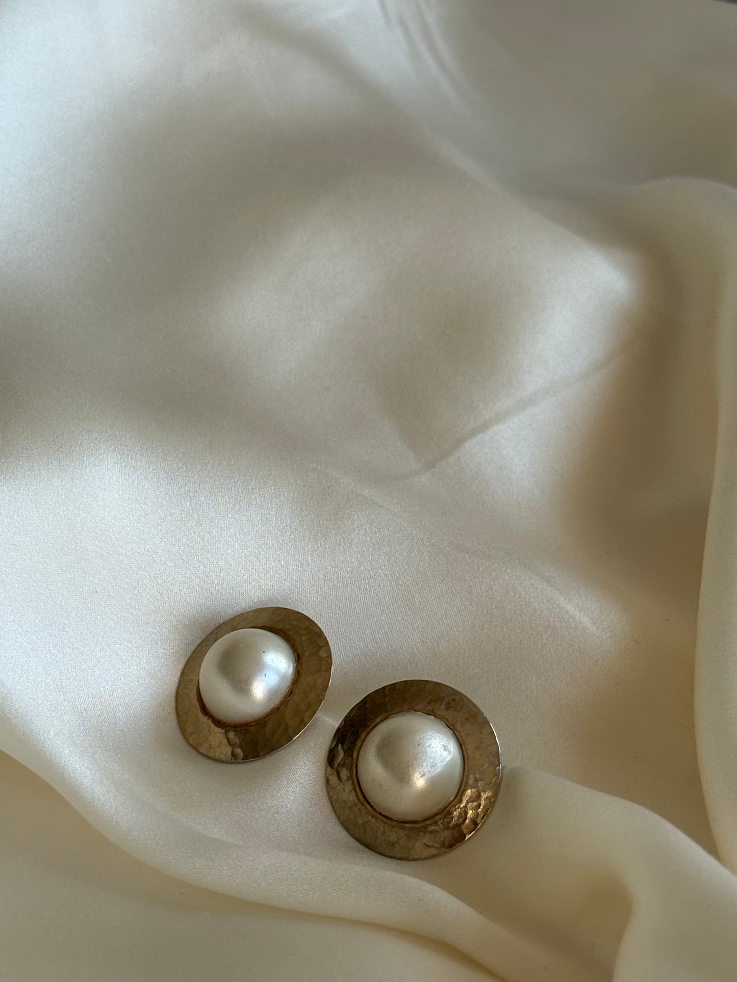 Vintage Hammered Stud Earrings – Pearl Look & Gold-Tone Finish