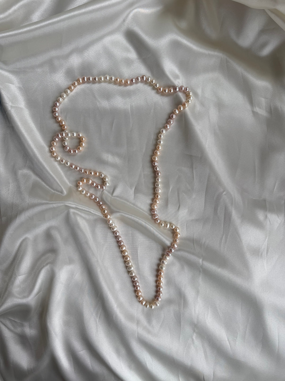 Vintage Pastel Freshwater Pearl Jewellery Set with Clam Shell Jewellery Box – Necklace & Two Bracelets
