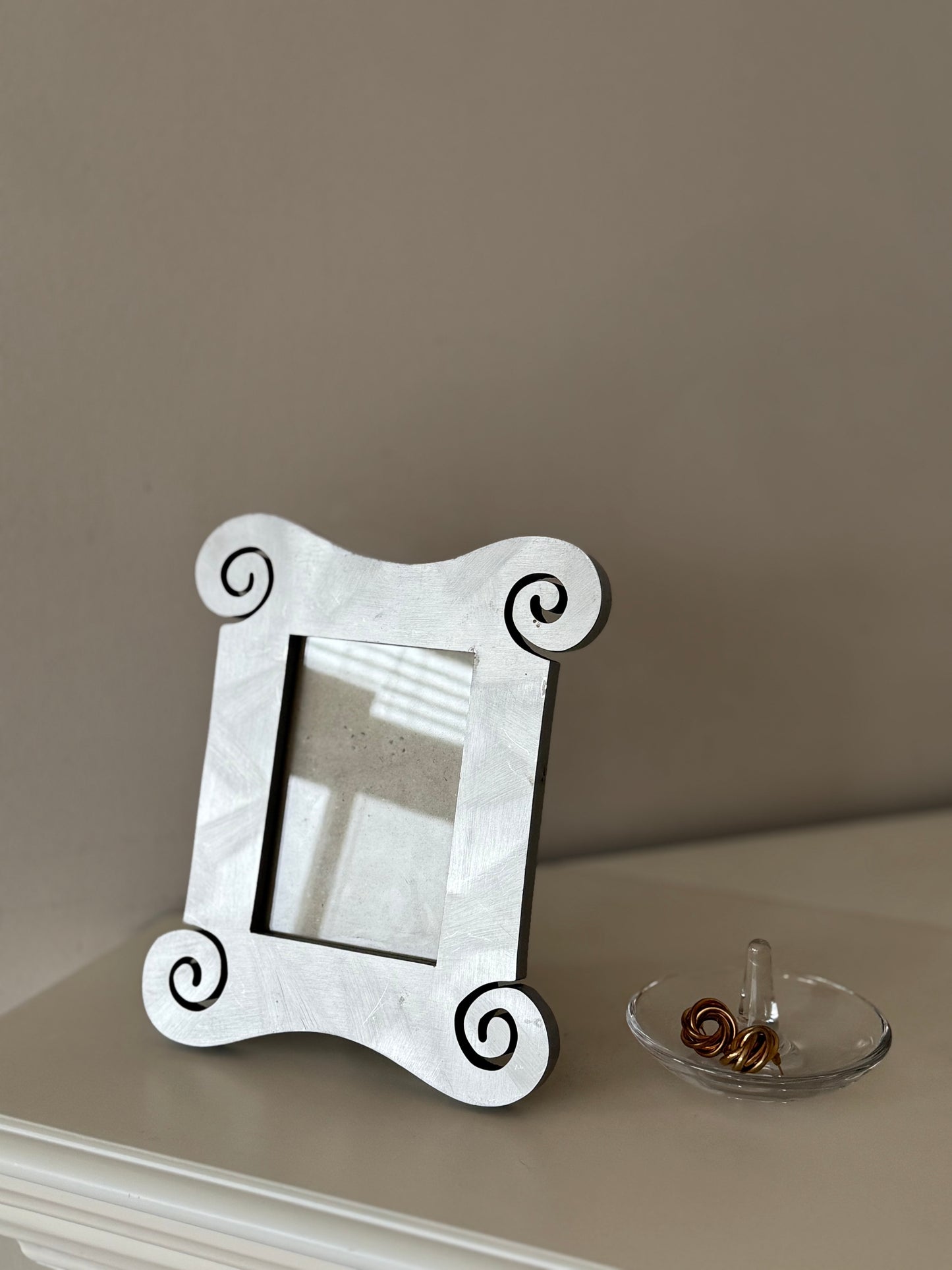 Sculptural photo frame