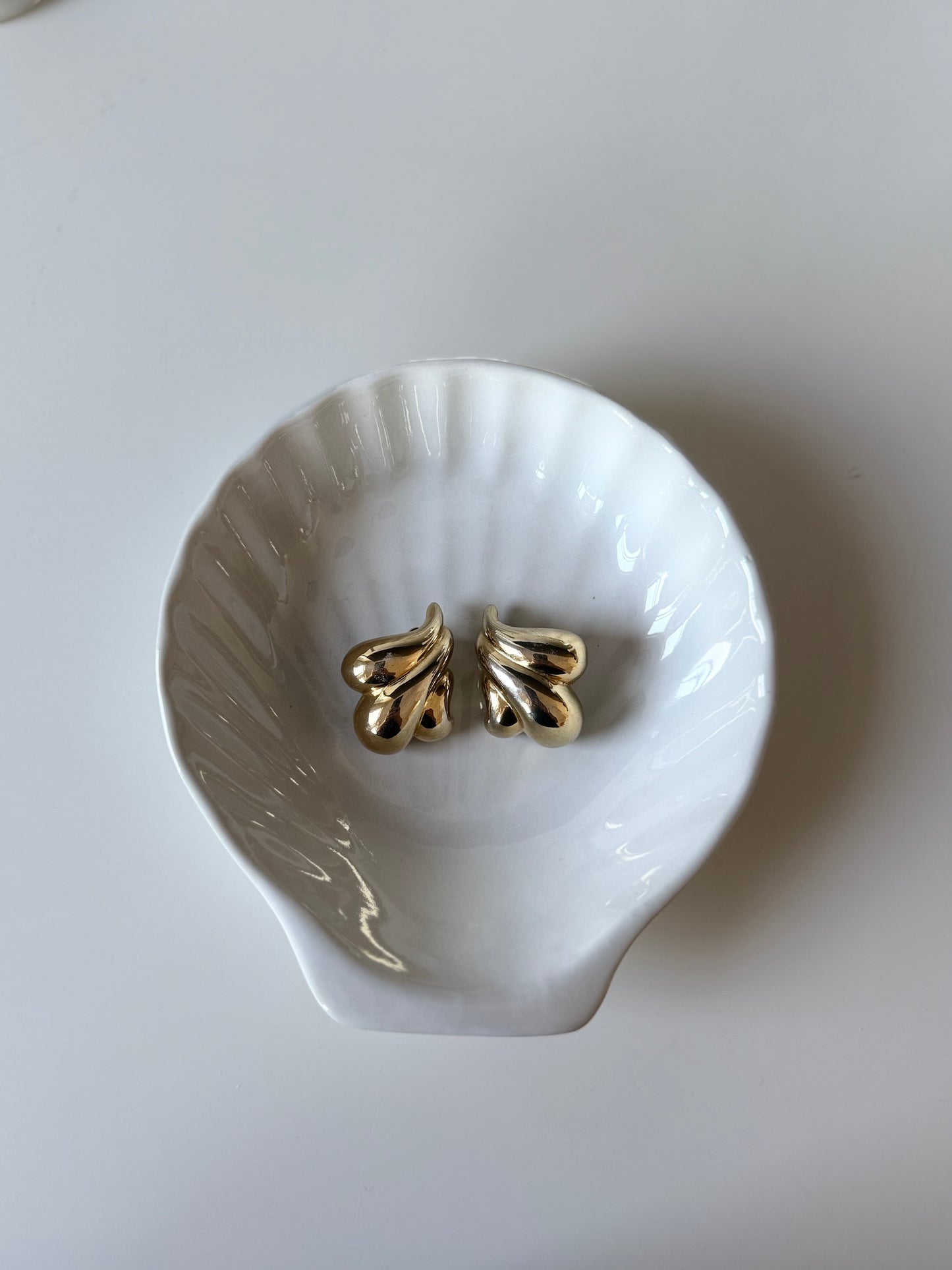 Set of 5 White Ceramic Scallop Shell Dishes