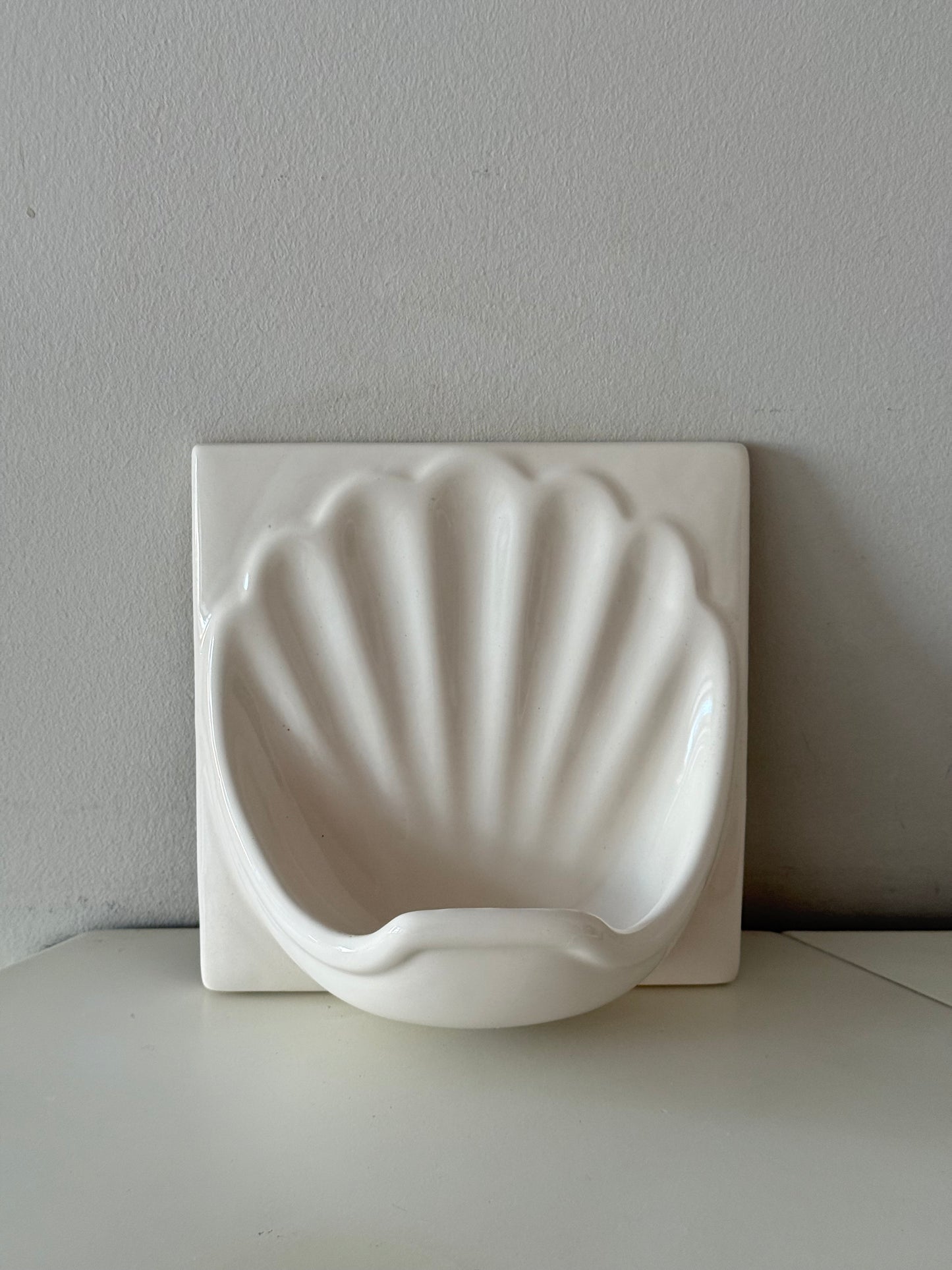 Vintage White Ceramic Shell Wall-Mounted Soap Dish