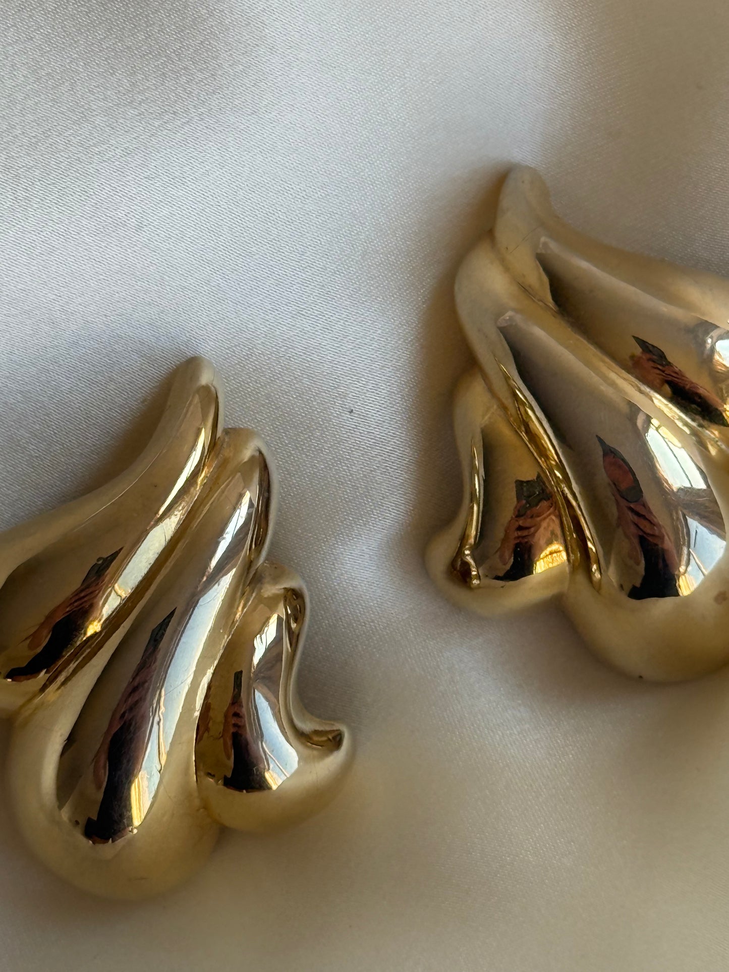 Vintage Sculptural Clip-On Earrings – Gold Tone