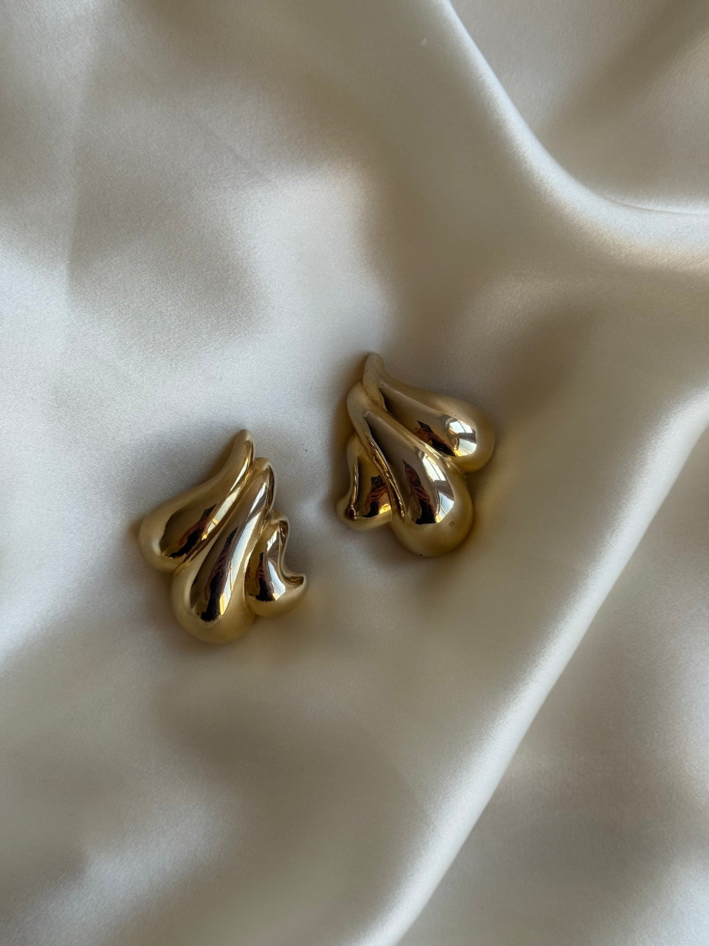 Vintage Sculptural Clip-On Earrings – Gold Tone