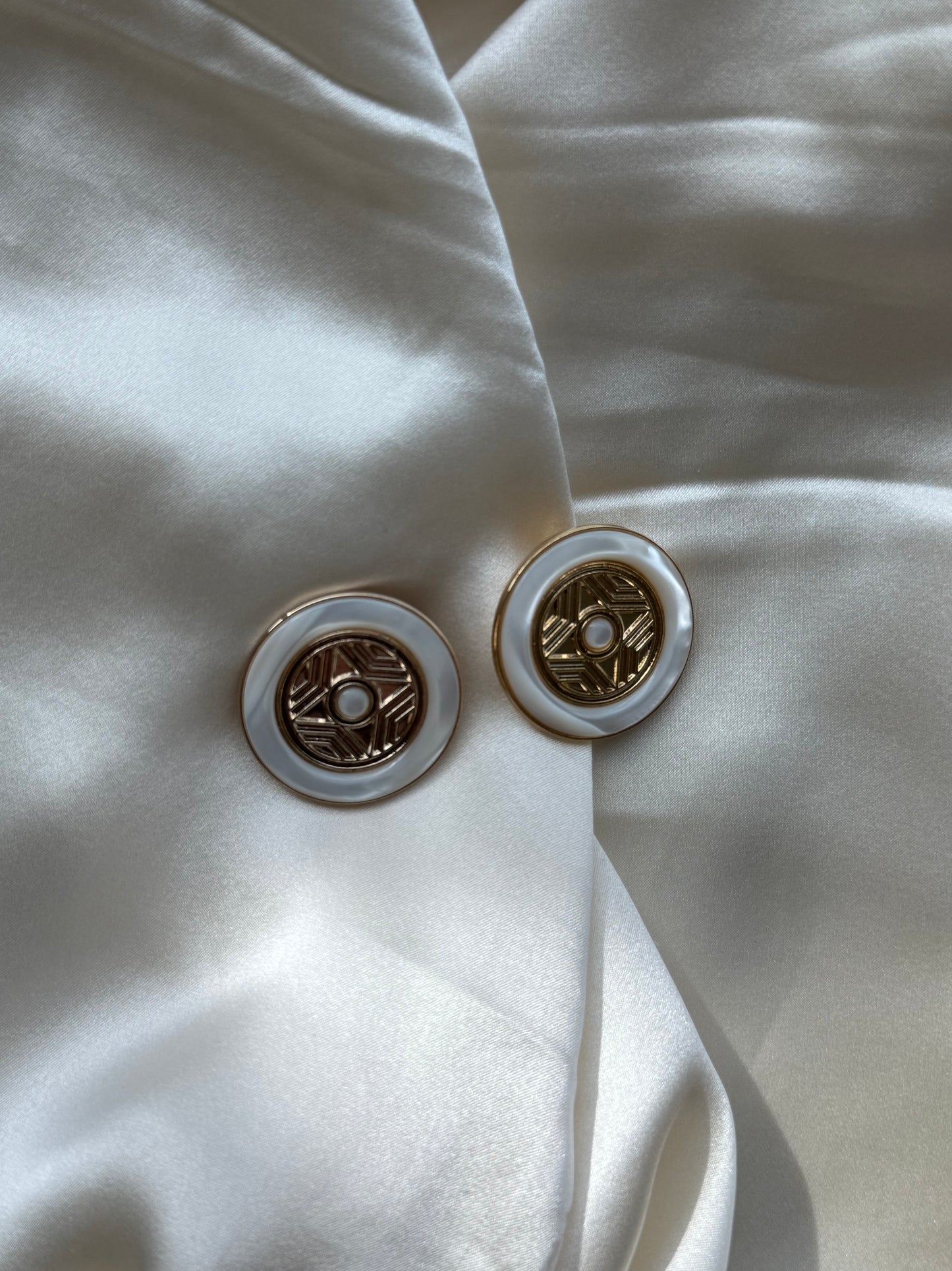Vintage Clip-On Earrings – Gold & Mother of Pearl Look