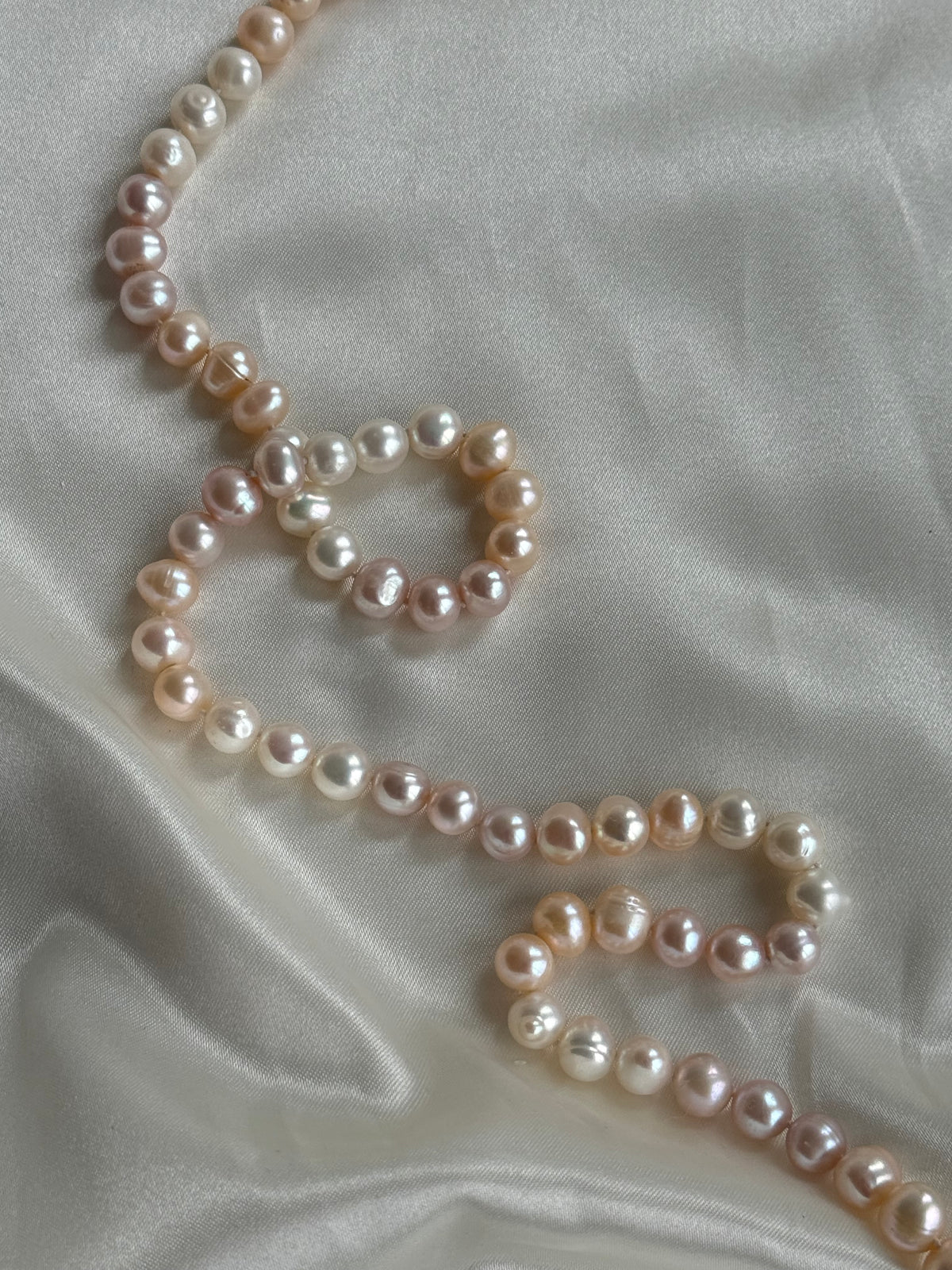 Vintage Pastel Freshwater Pearl Jewellery Set with Clam Shell Jewellery Box – Necklace & Two Bracelets