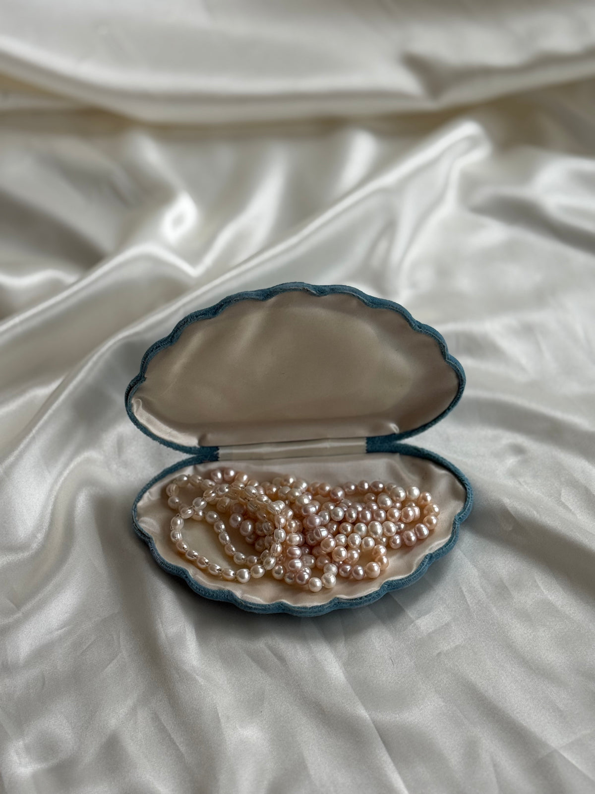 Vintage Pastel Freshwater Pearl Jewellery Set with Clam Shell Jewellery Box – Necklace & Two Bracelets
