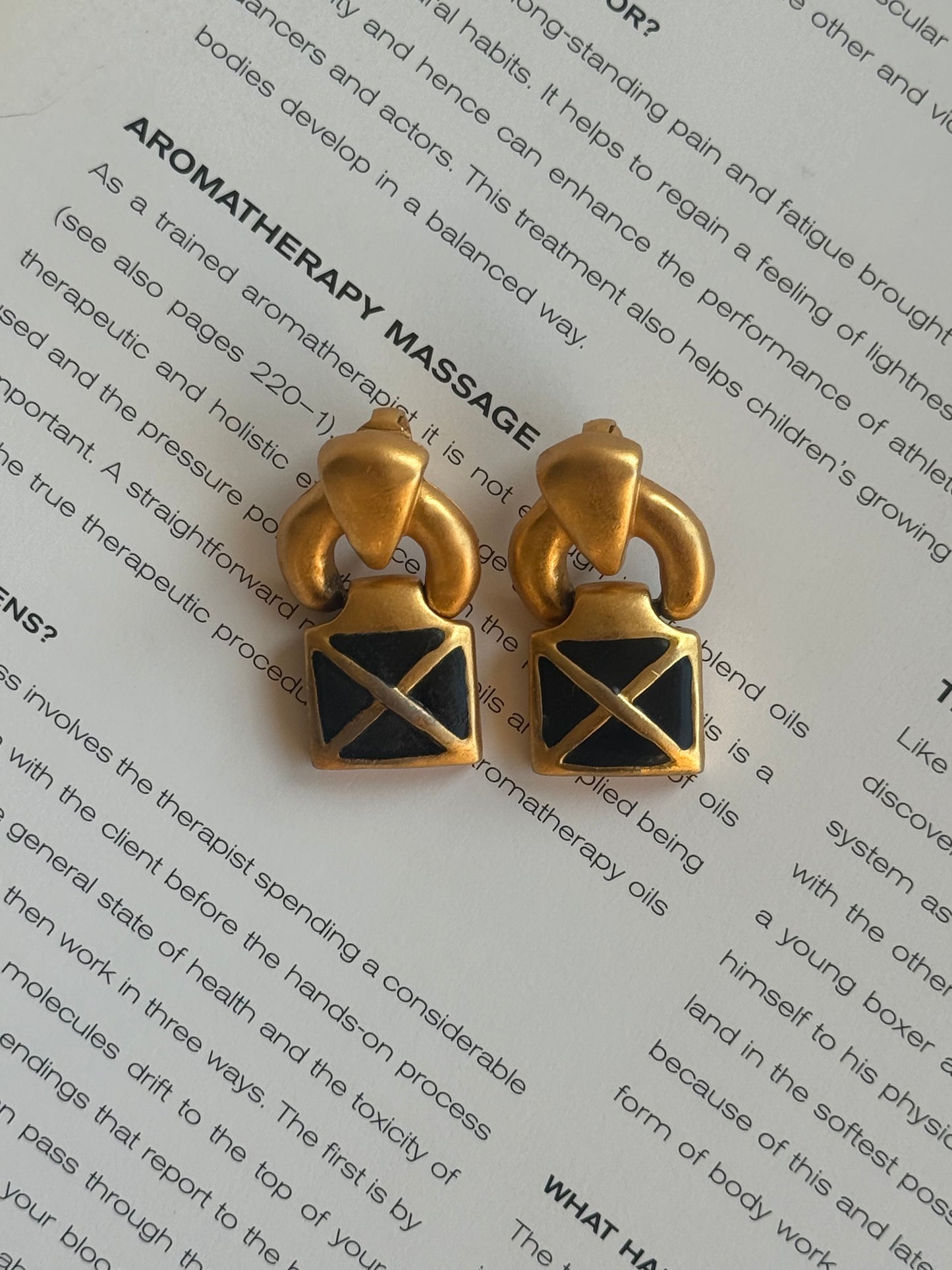 Vintage Geometric Clip-On Earrings – Gold Tone & Black