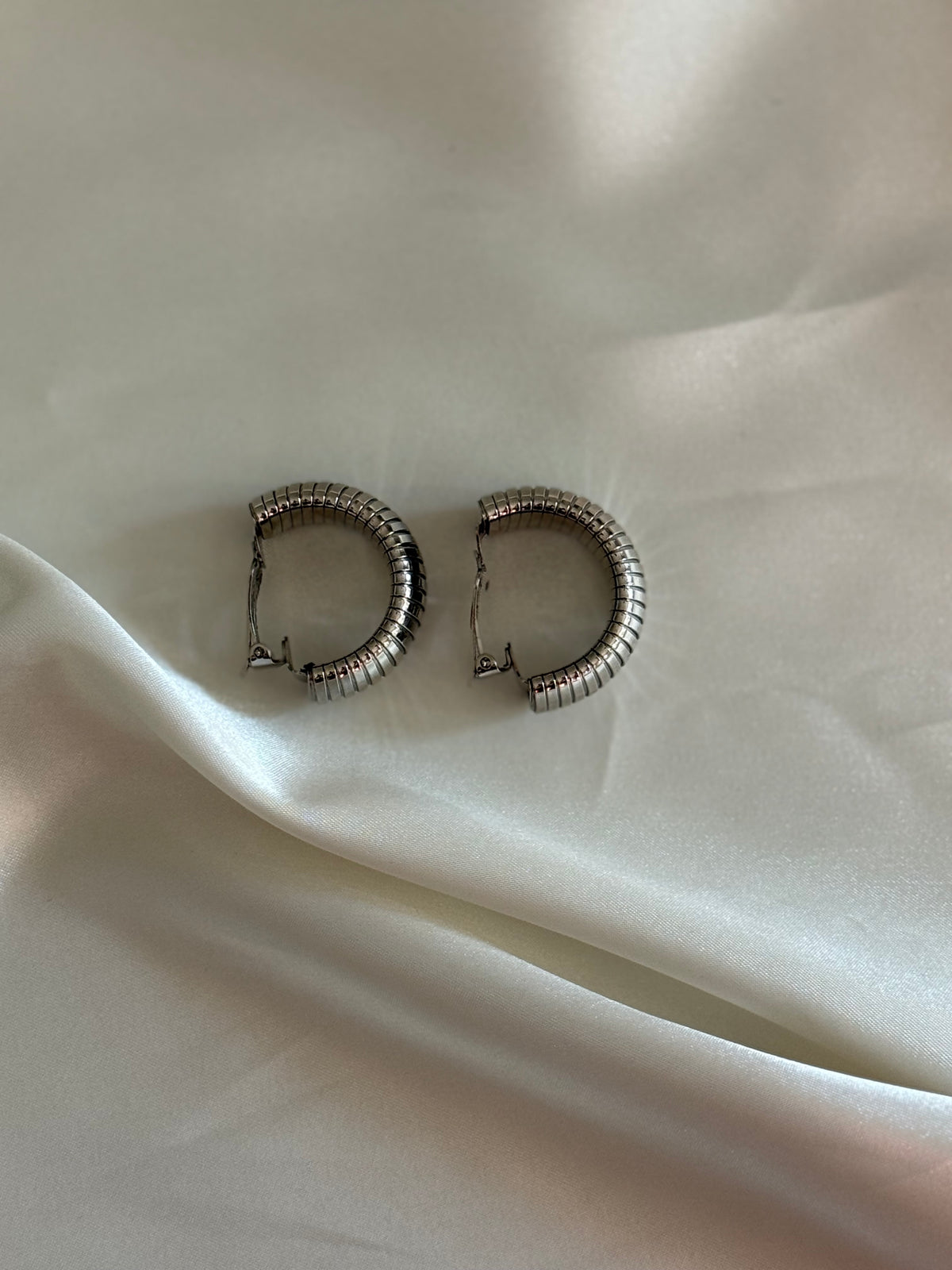 Vintage silver-tone ribbed hoop earrings