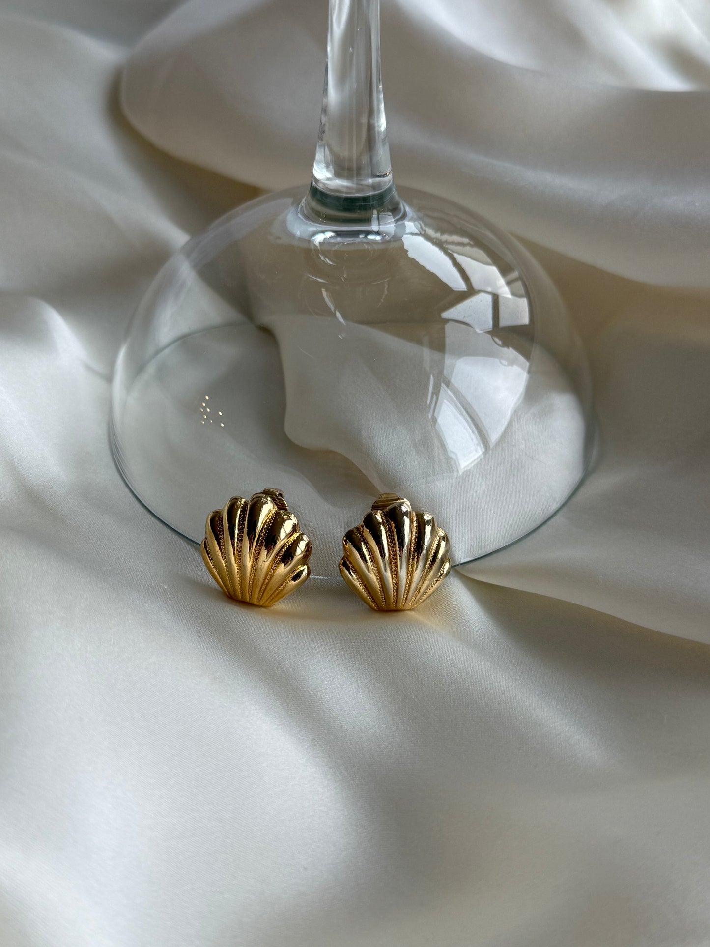 Vintage Gold Shell Clip-On Earrings