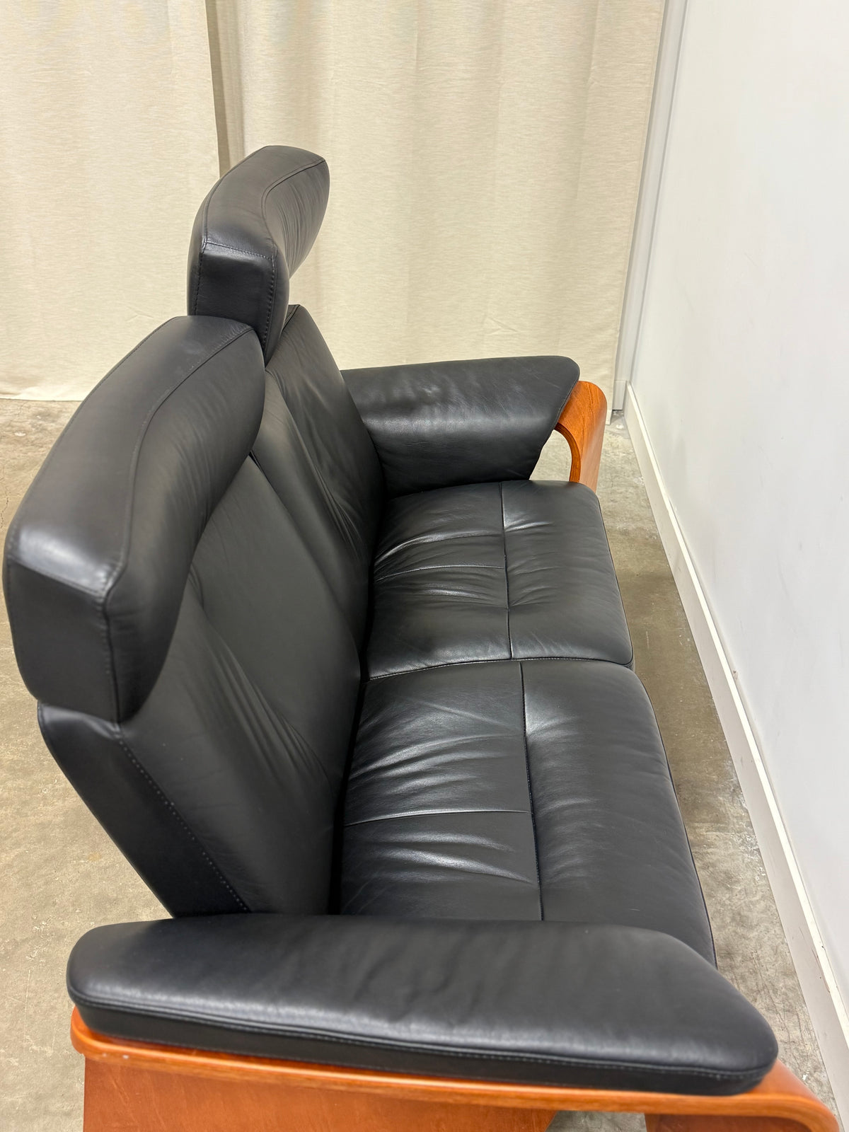 Stressless Pegasus loveseat and armchair by Ekornes, crafted in Norway