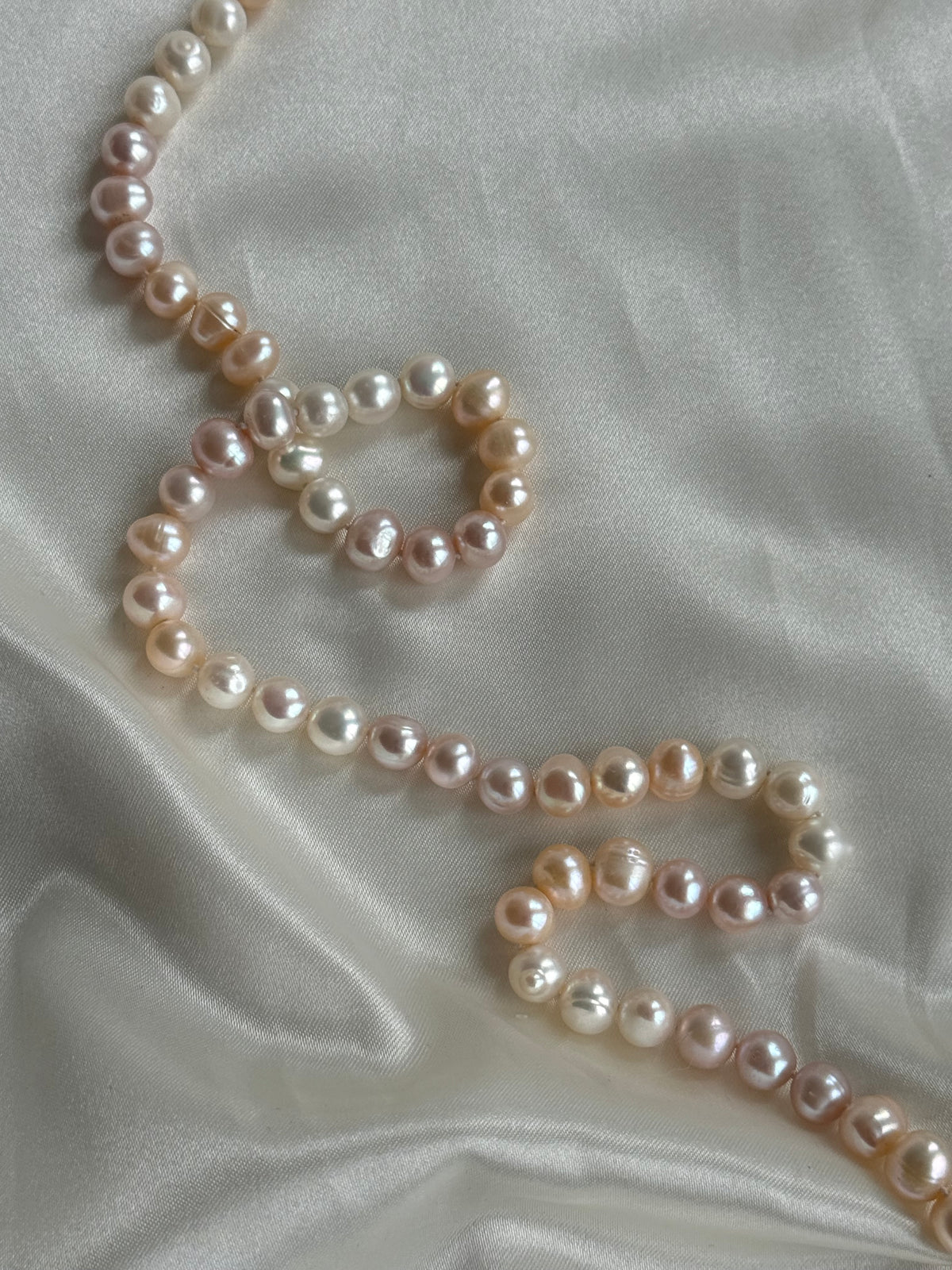 Vintage Pastel Freshwater Pearl Jewellery Set with Clam Shell Jewellery Box – Necklace & Two Bracelets