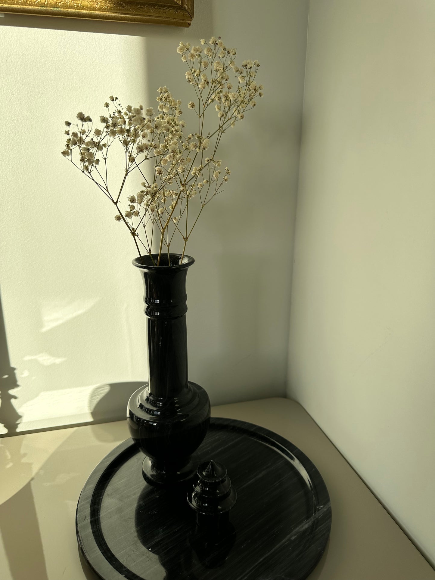 Marble vase with marching plate