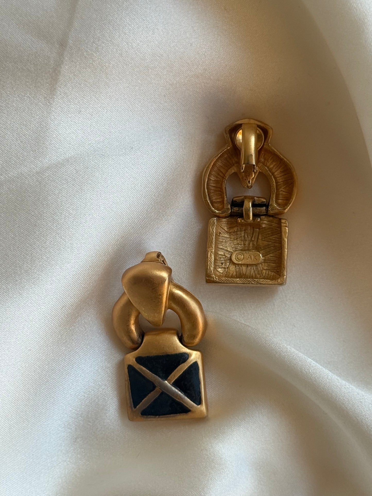 Vintage Geometric Clip-On Earrings – Gold Tone & Black