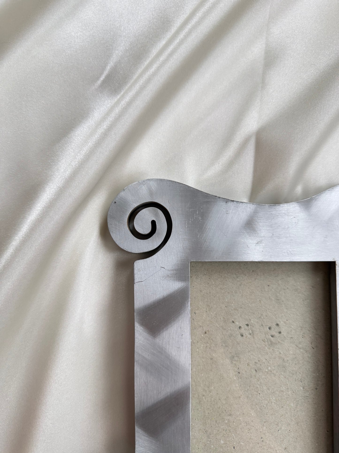 Sculptural photo frame