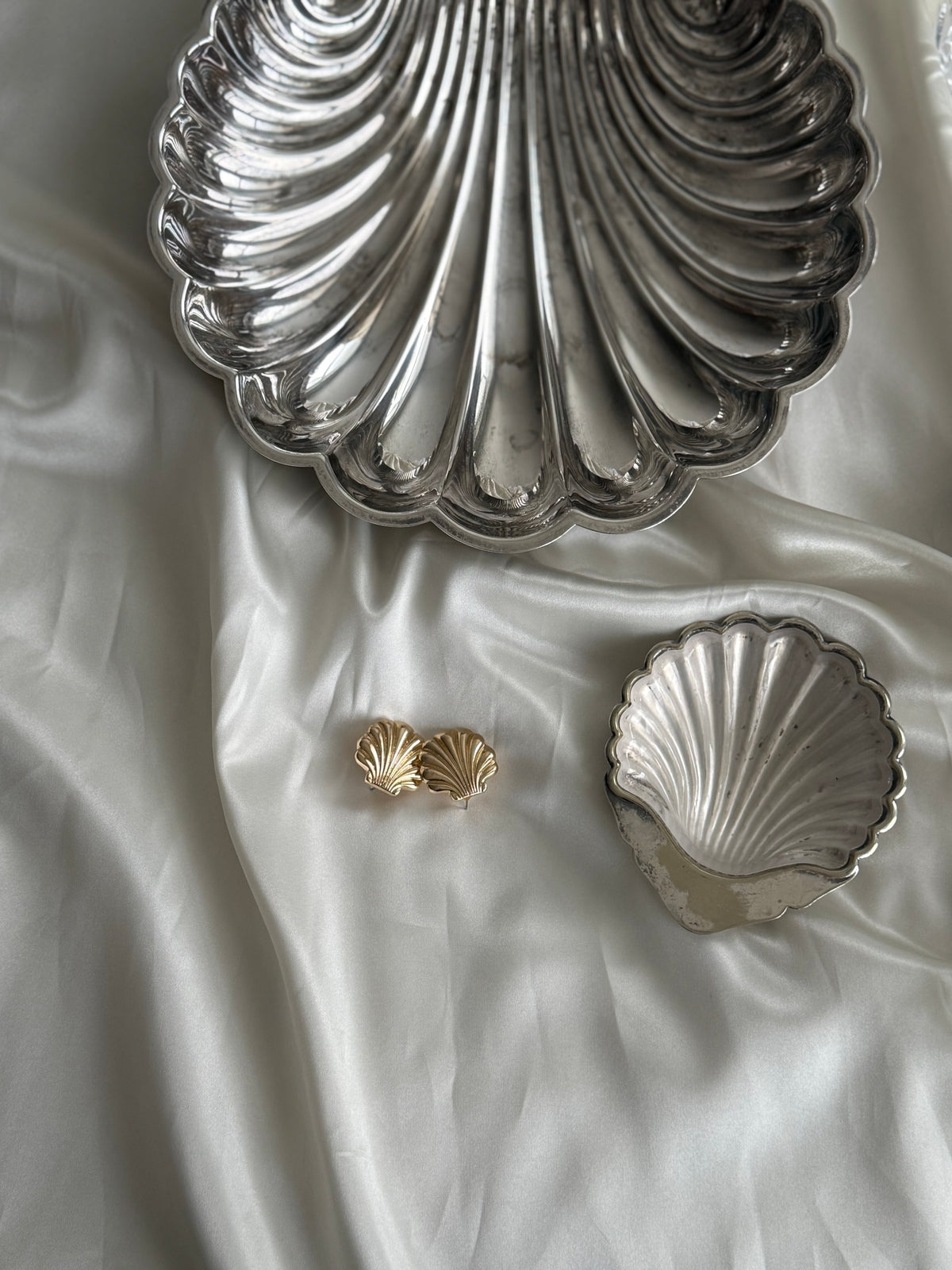 Vintage Gold Tone Scallop Shell Earrings
