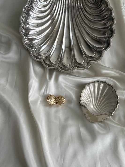 Vintage Gold Tone Scallop Shell Earrings