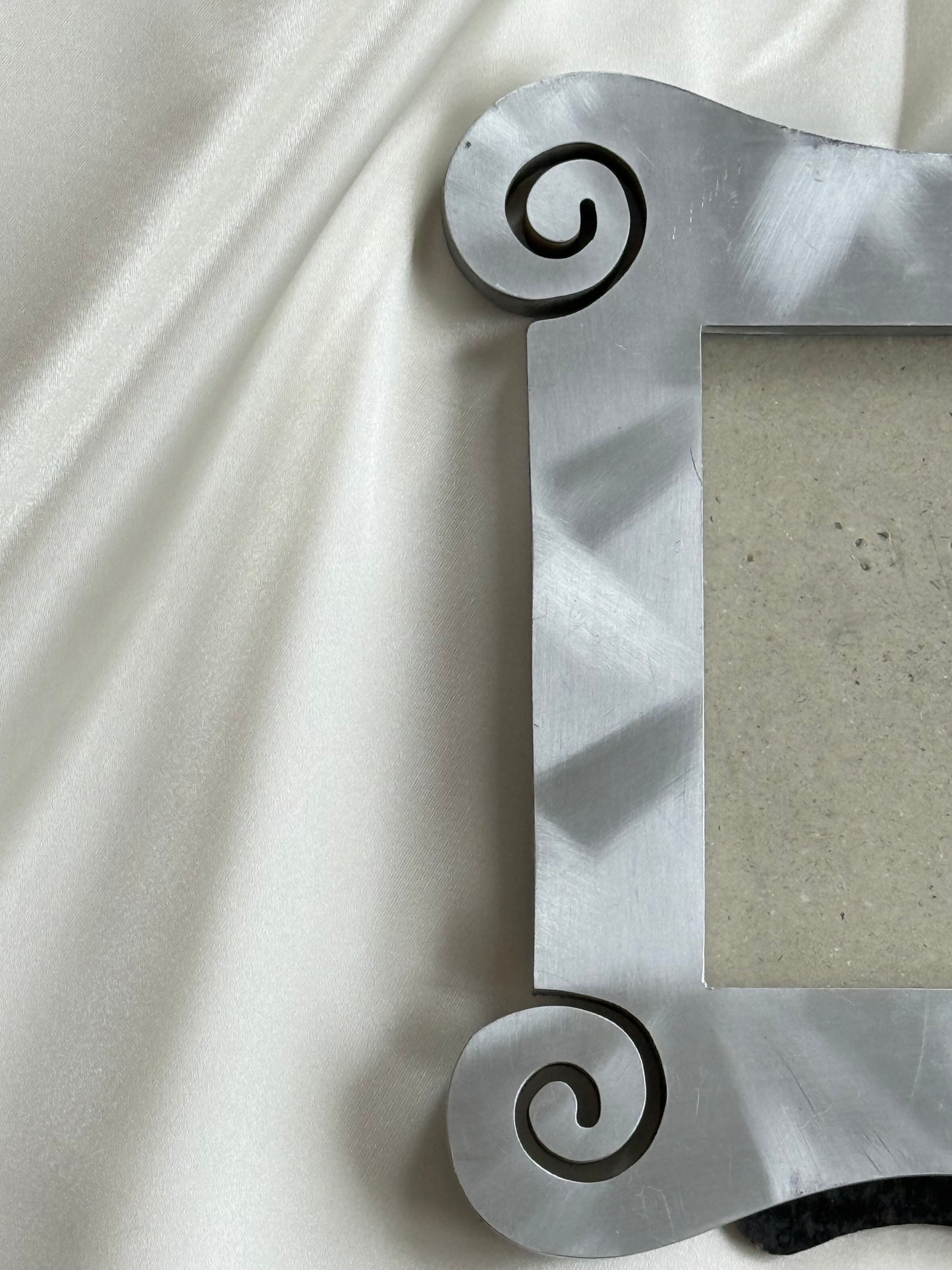 Sculptural photo frame