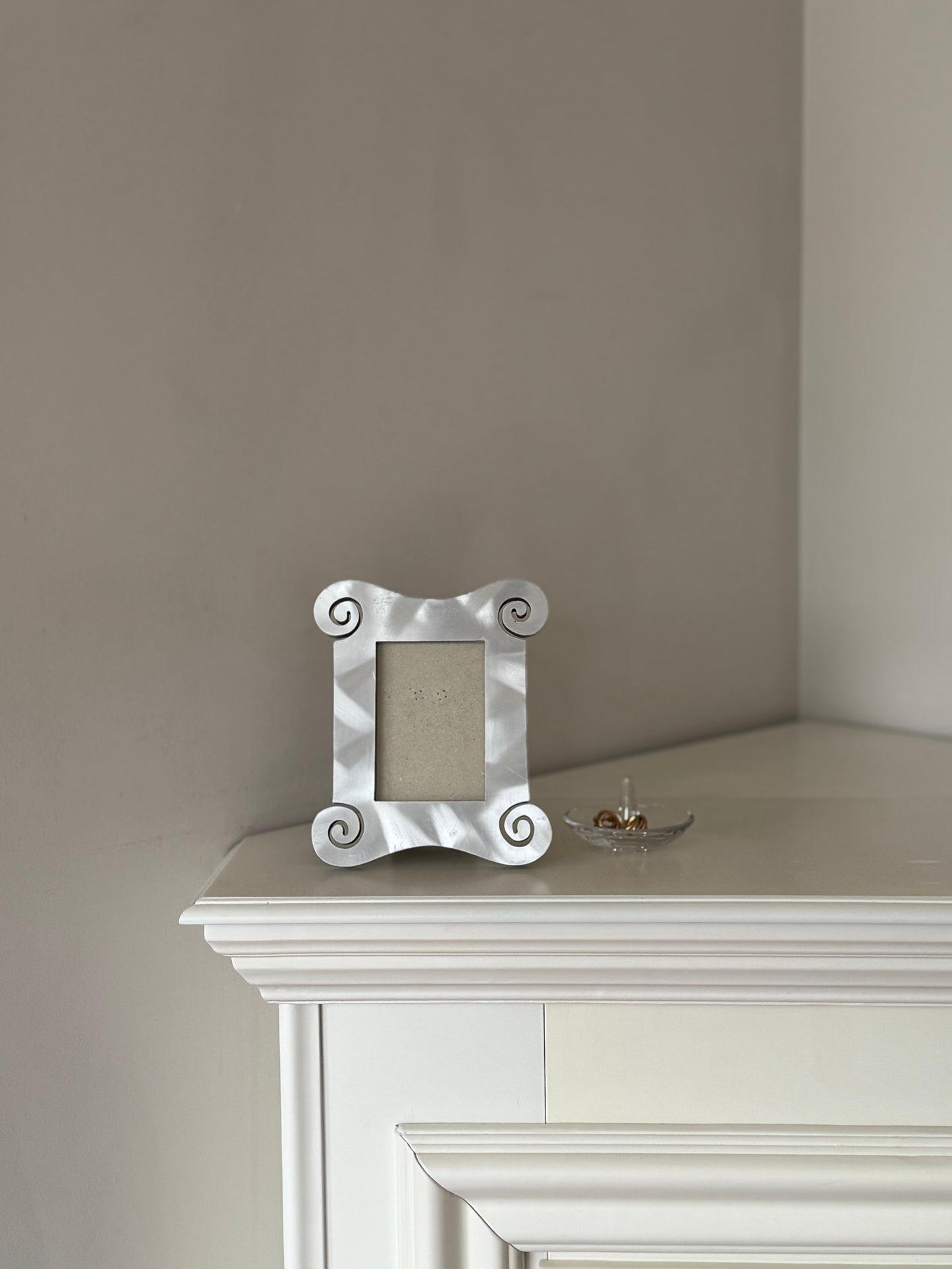 Sculptural photo frame