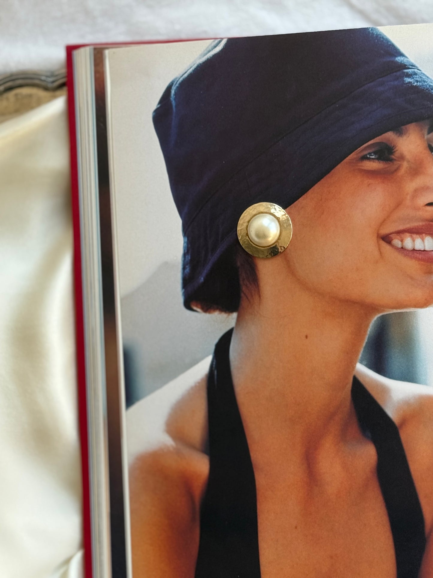 Vintage Hammered Stud Earrings – Pearl Look & Gold-Tone Finish