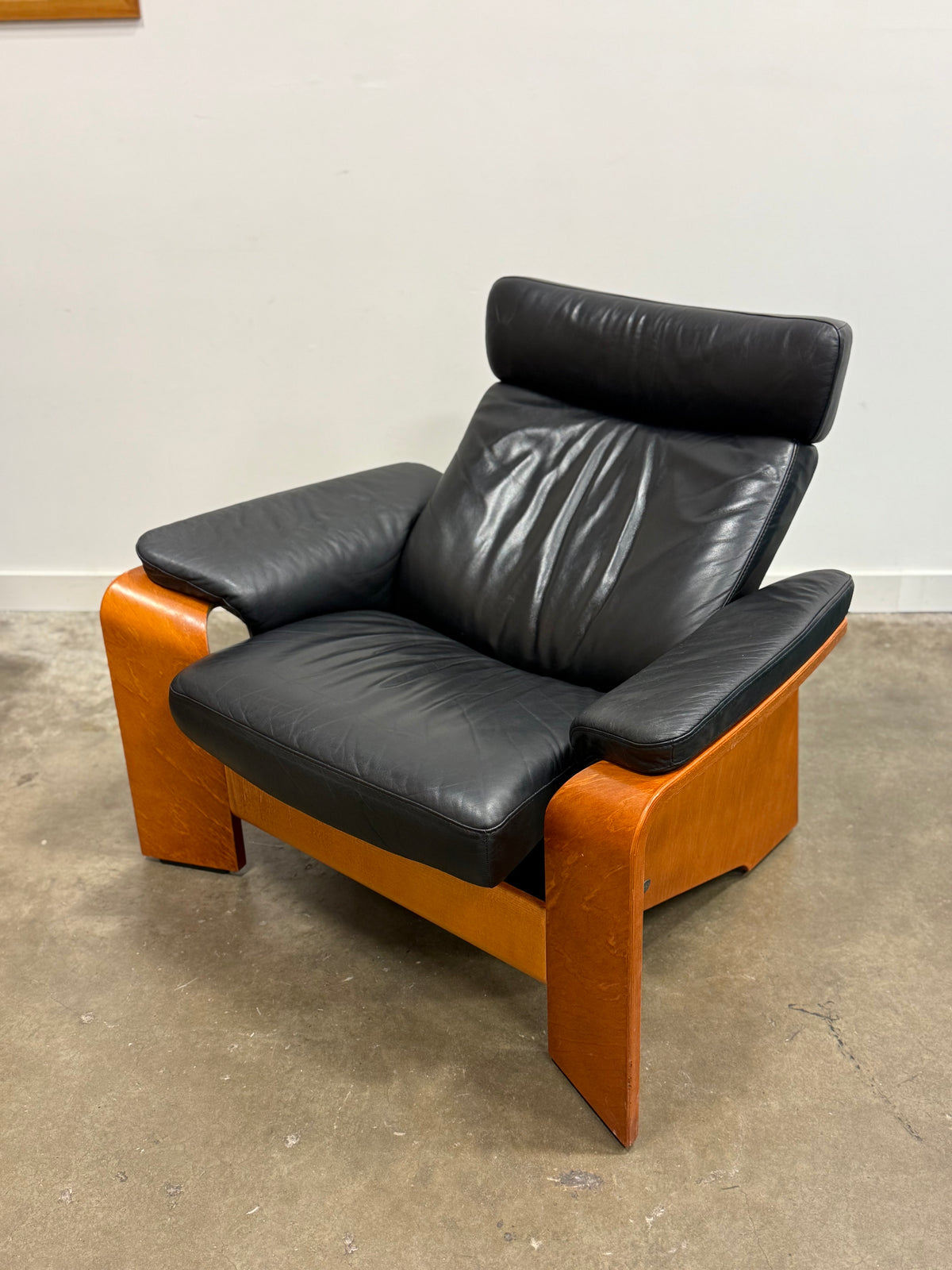Stressless Pegasus loveseat and armchair by Ekornes, crafted in Norway